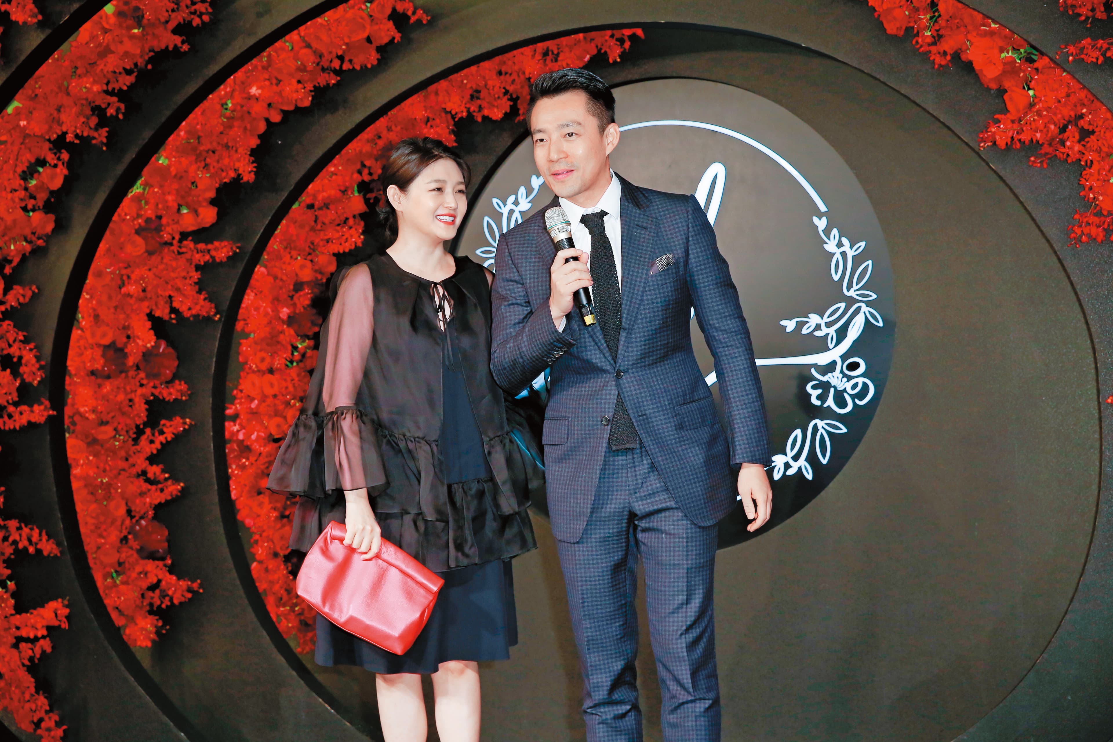 大S(左)、汪小菲夫婦出席安以軒婚宴,特地穿黑色洋裝遮掩肚子。
