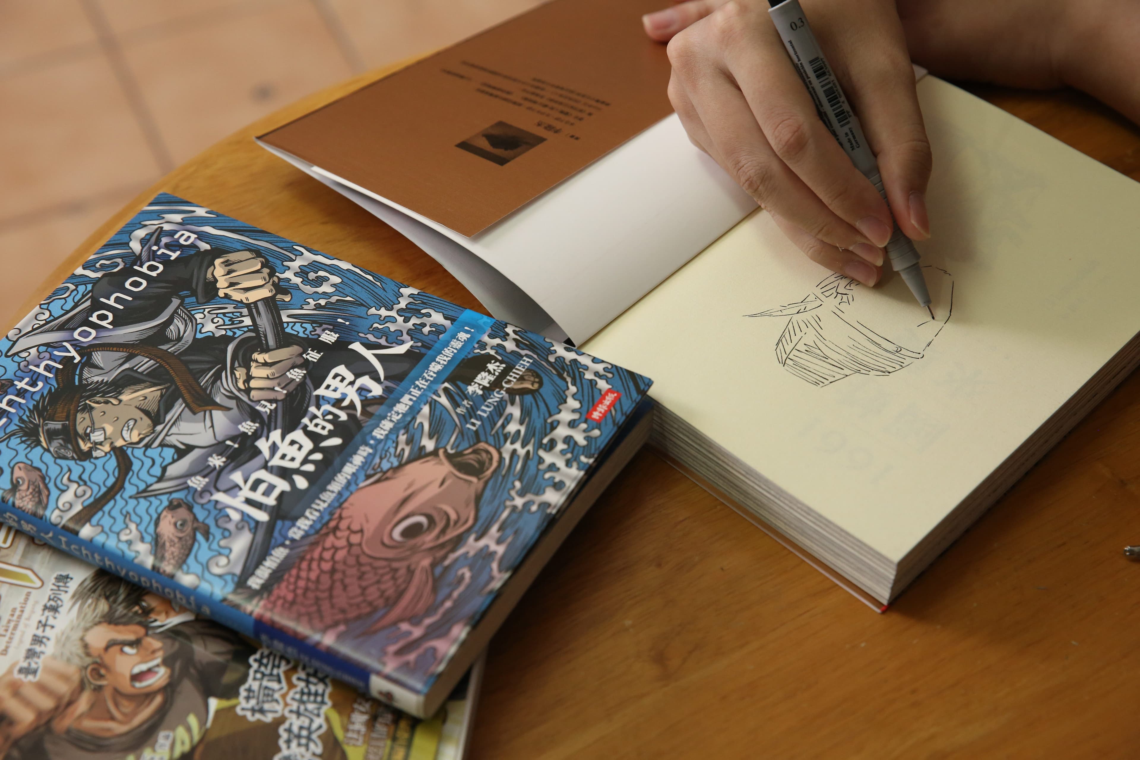 《怕魚的男人》是無對白漫畫,也是李隆杰的半自傳作品。