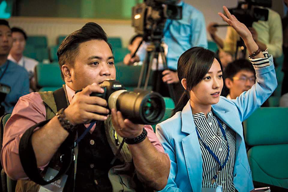 在《麻醉風暴2》中,孟耿如演出為了達到目的,會使心機的女記者Zoe。(公視提供)