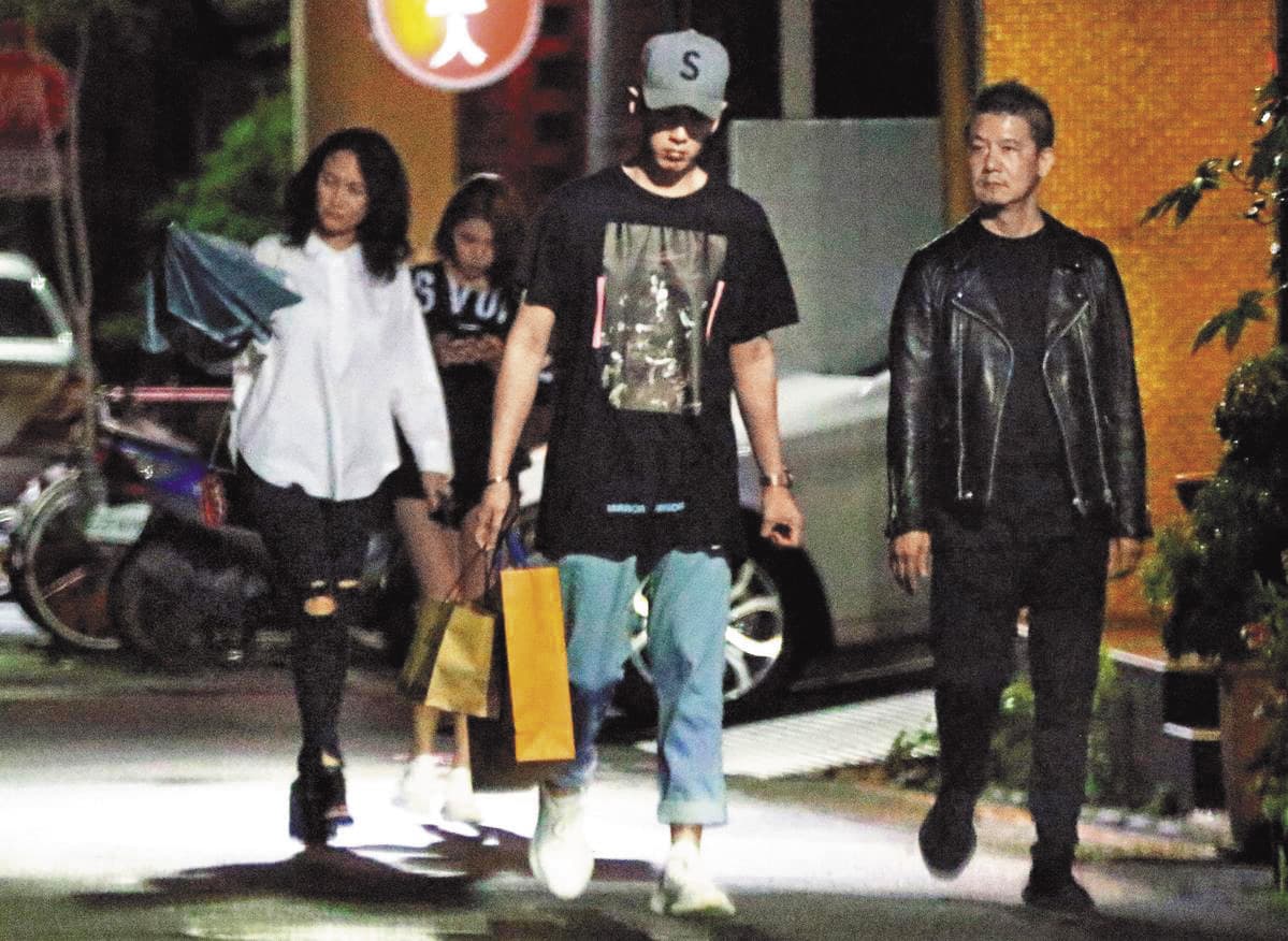 如今柯震東(右二)已跟李毓芬(左二)發展到見家長的地步。李毓芬在柯震東低潮時對他不離不棄。