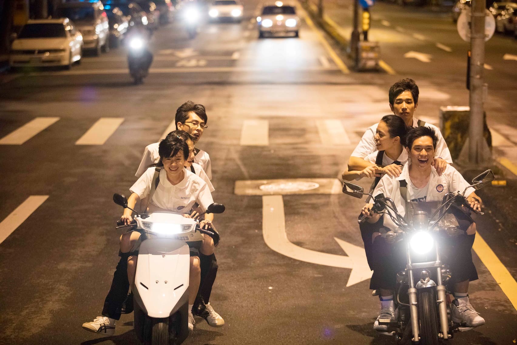 由李銓、嚴正嵐各騎一台車三貼嘻鬧。（星泰娛樂）