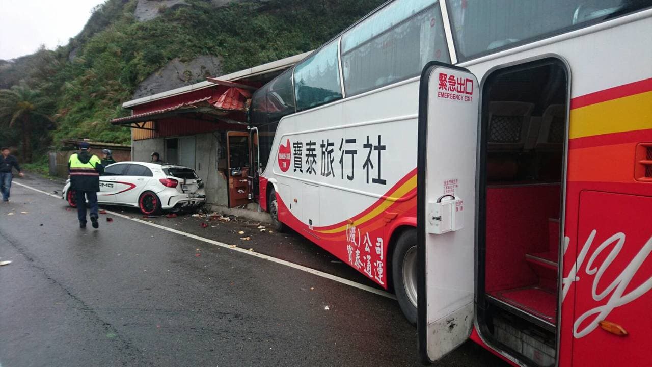 今年3月6日,陳俊男開車時發生心因性休克,車子失控撞上民宅及車輛,車上20餘名陸客均安。(警方提供)