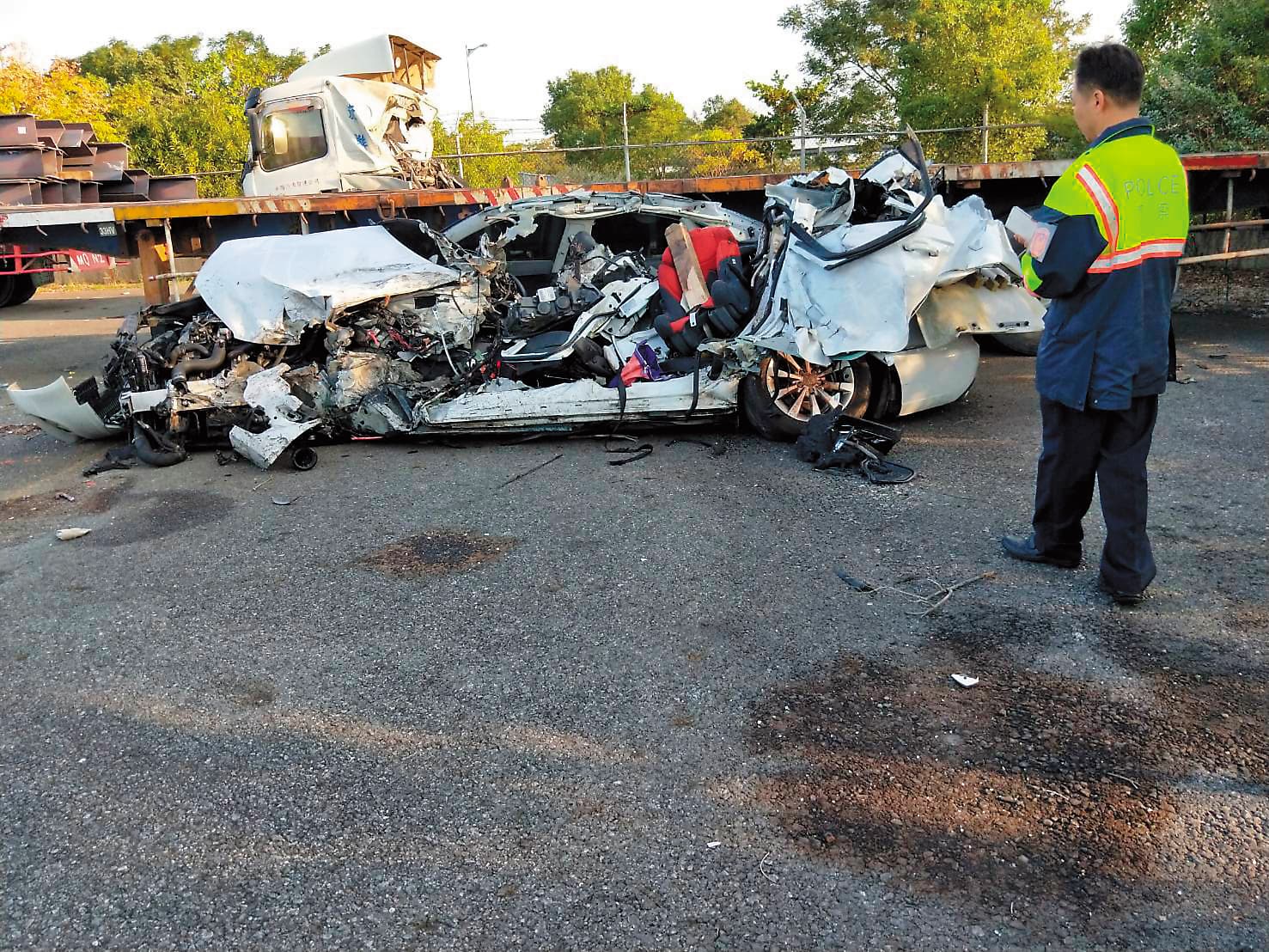 林世韋駕駛的奧迪跑車被撞成廢鐵,家屬還在車上找到林世韋的牙齒,難以想像他們生前經歷多大痛苦。(翻攝畫面)