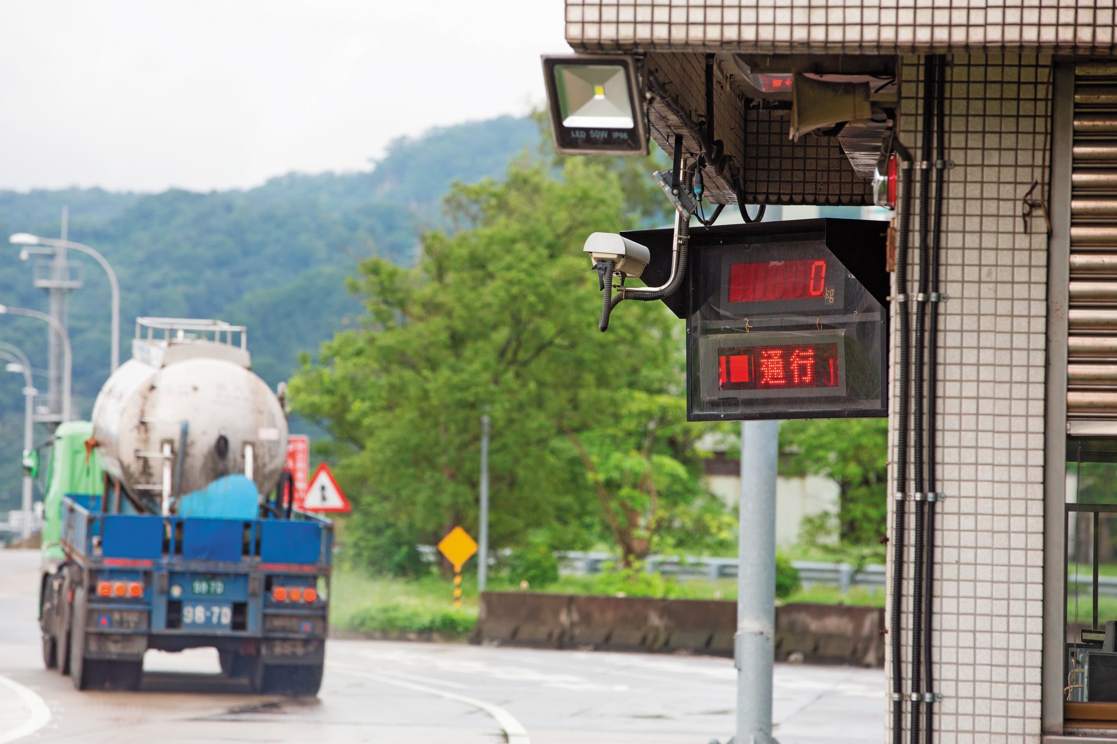 東俊仁駕駛的曳引車超載8噸,卻因大甲地磅站沒開而逃過檢驗,更害得一個小家庭粉碎。