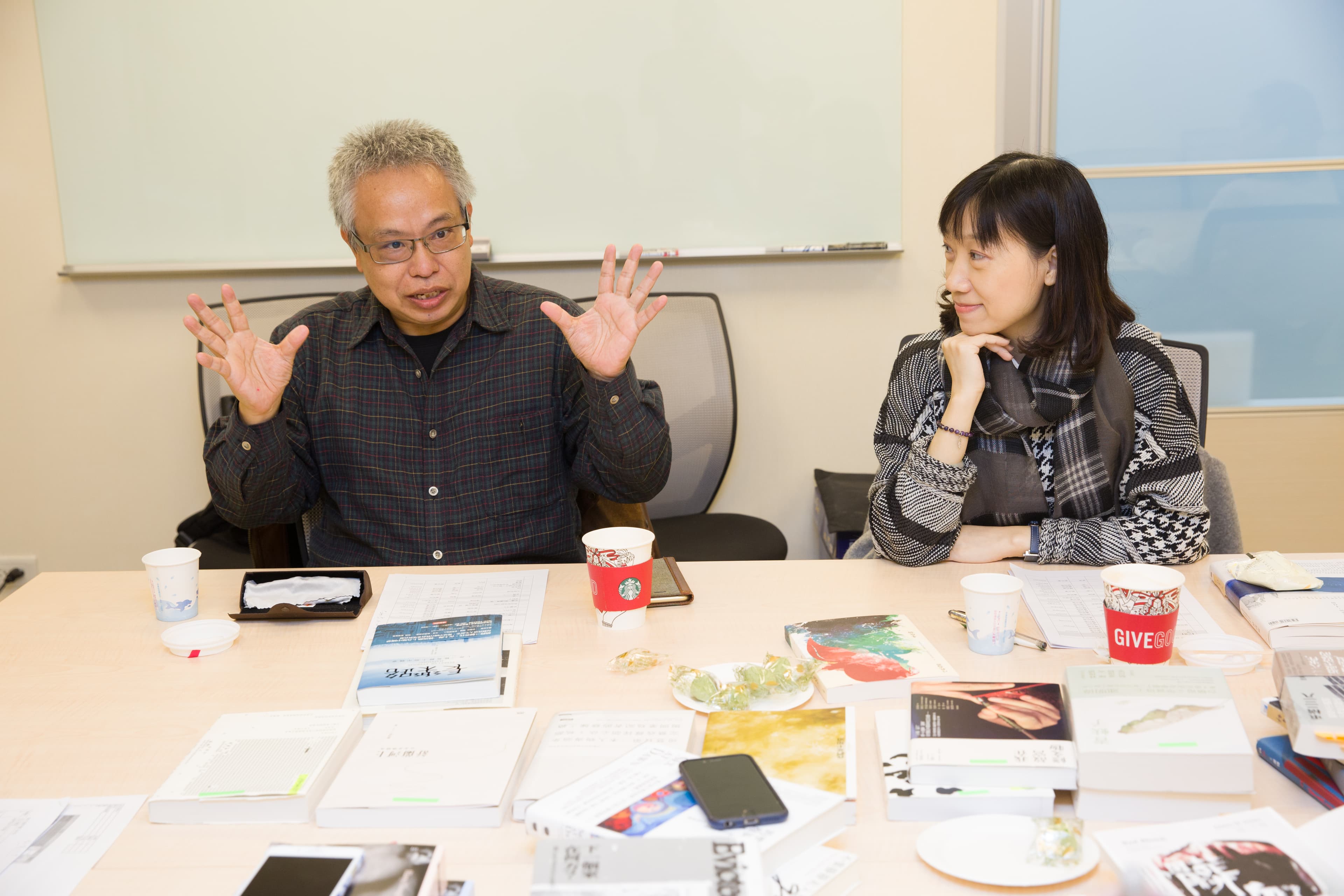 鏡週刊書評委員：傅月庵（左）、黃宗潔（右）。