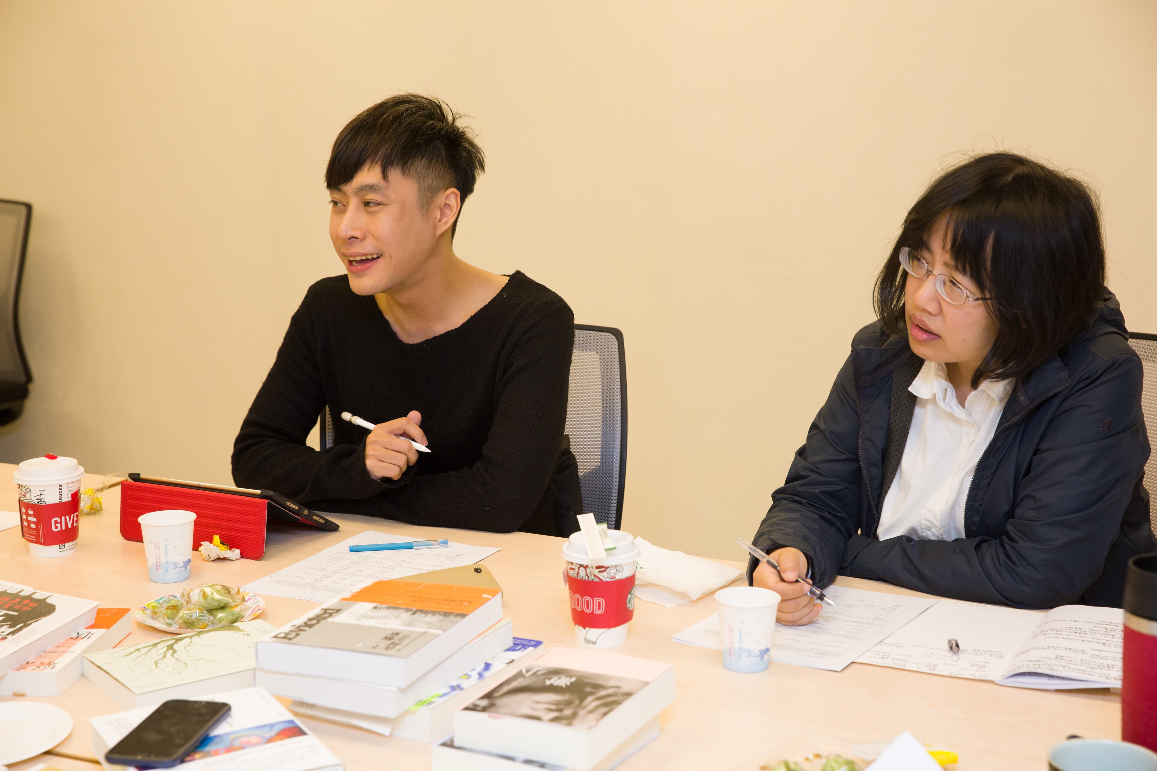 鏡週刊書評委員：陳栢青（左）、盧郁佳（右）。