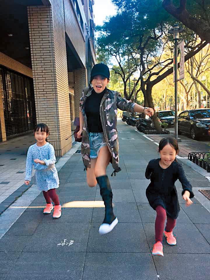 與女兒在一起的彭佳慧,快樂得很青春。(翻攝自彭佳慧臉書)