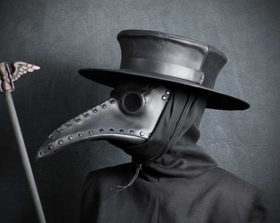 中世紀黑死病肆虐,治療瘟疫的醫生都會戴上烏鴉一般的面具