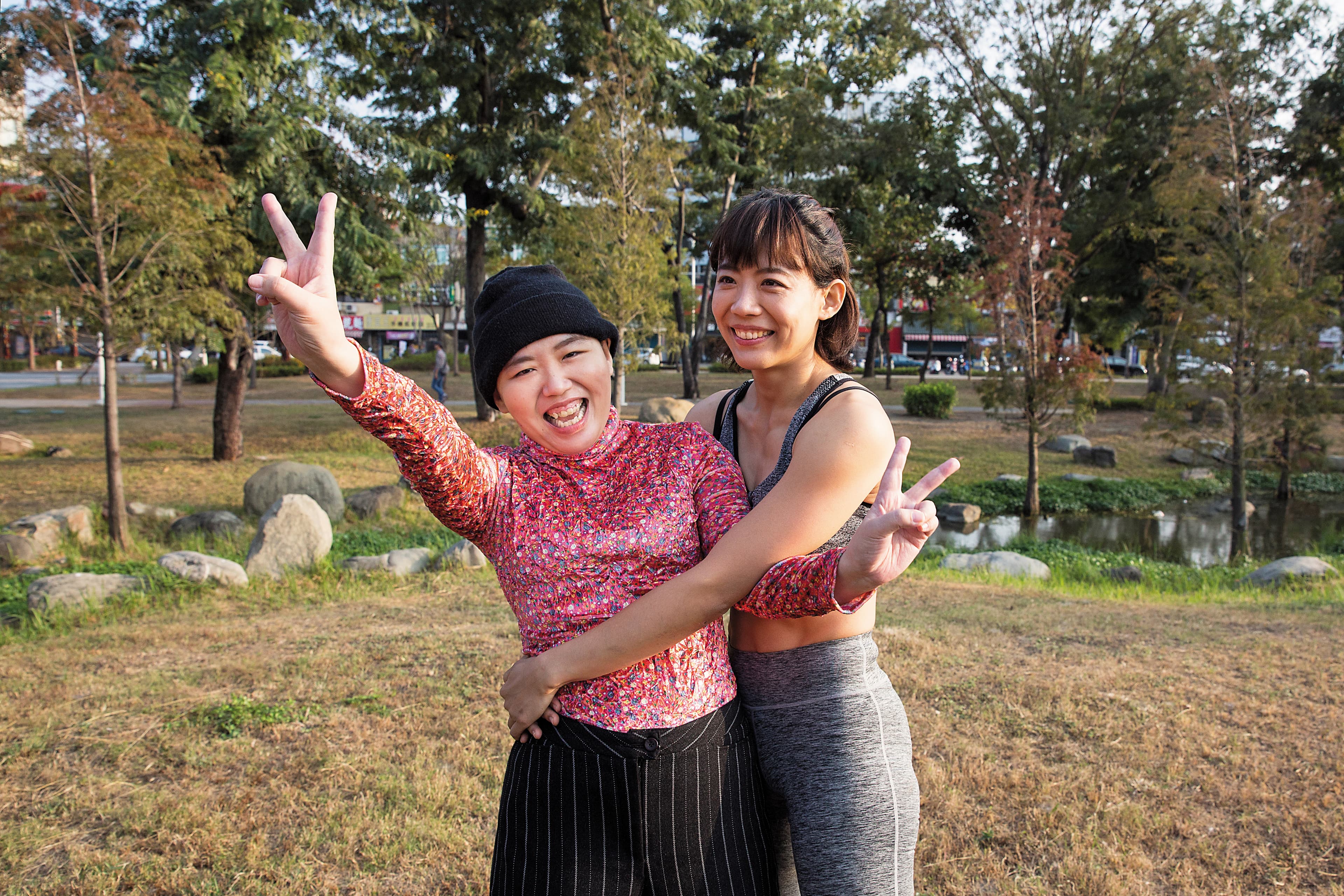 公園裡陳竹音與姊姊(左)開心合照,姊妹雖然相聚時間不多,但永遠記得彼此。
