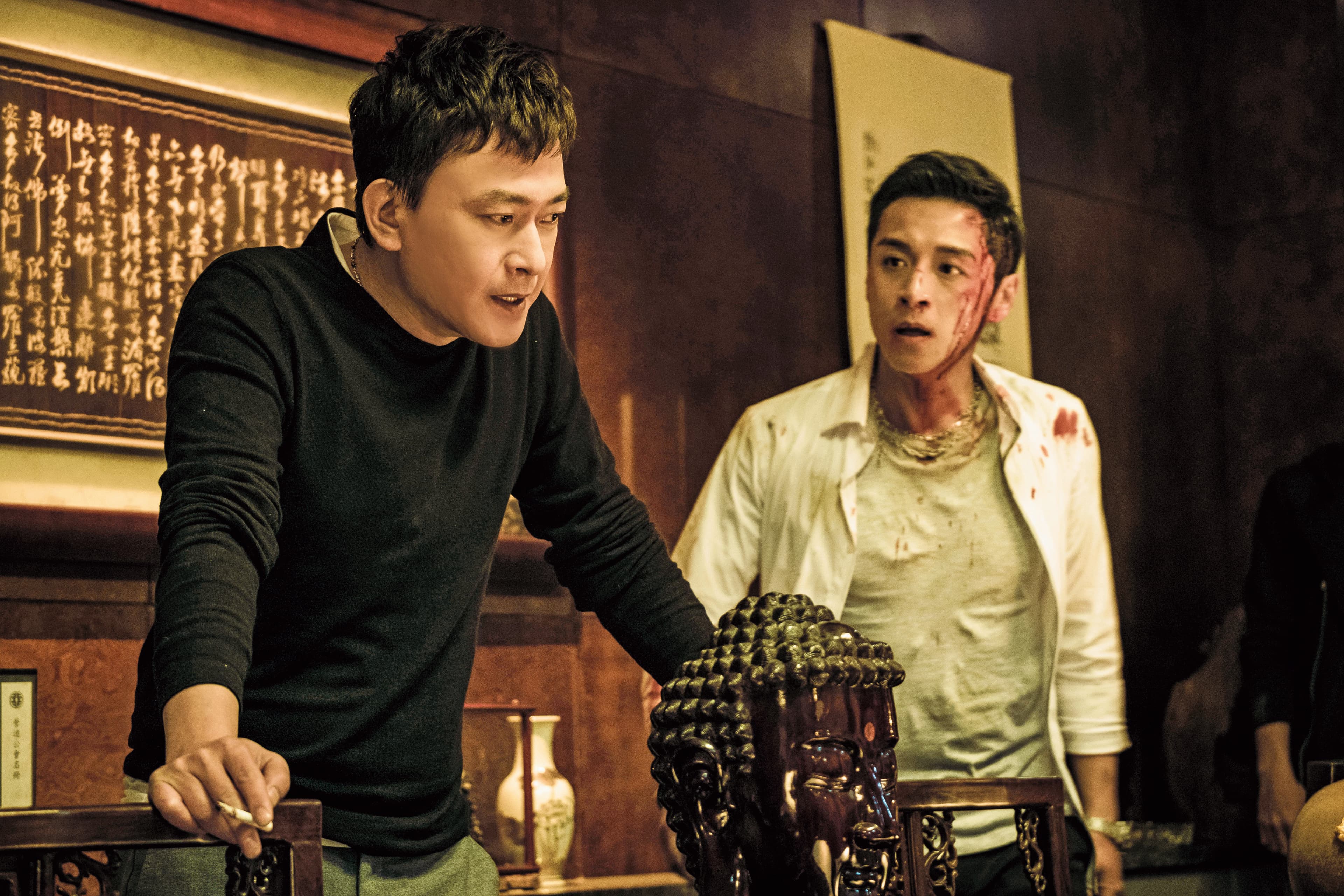 鄭人碩(右)在《角頭2》裡扮演王識賢(左)的手下,總是衝鋒陷陣。(理大國際多媒體提供)