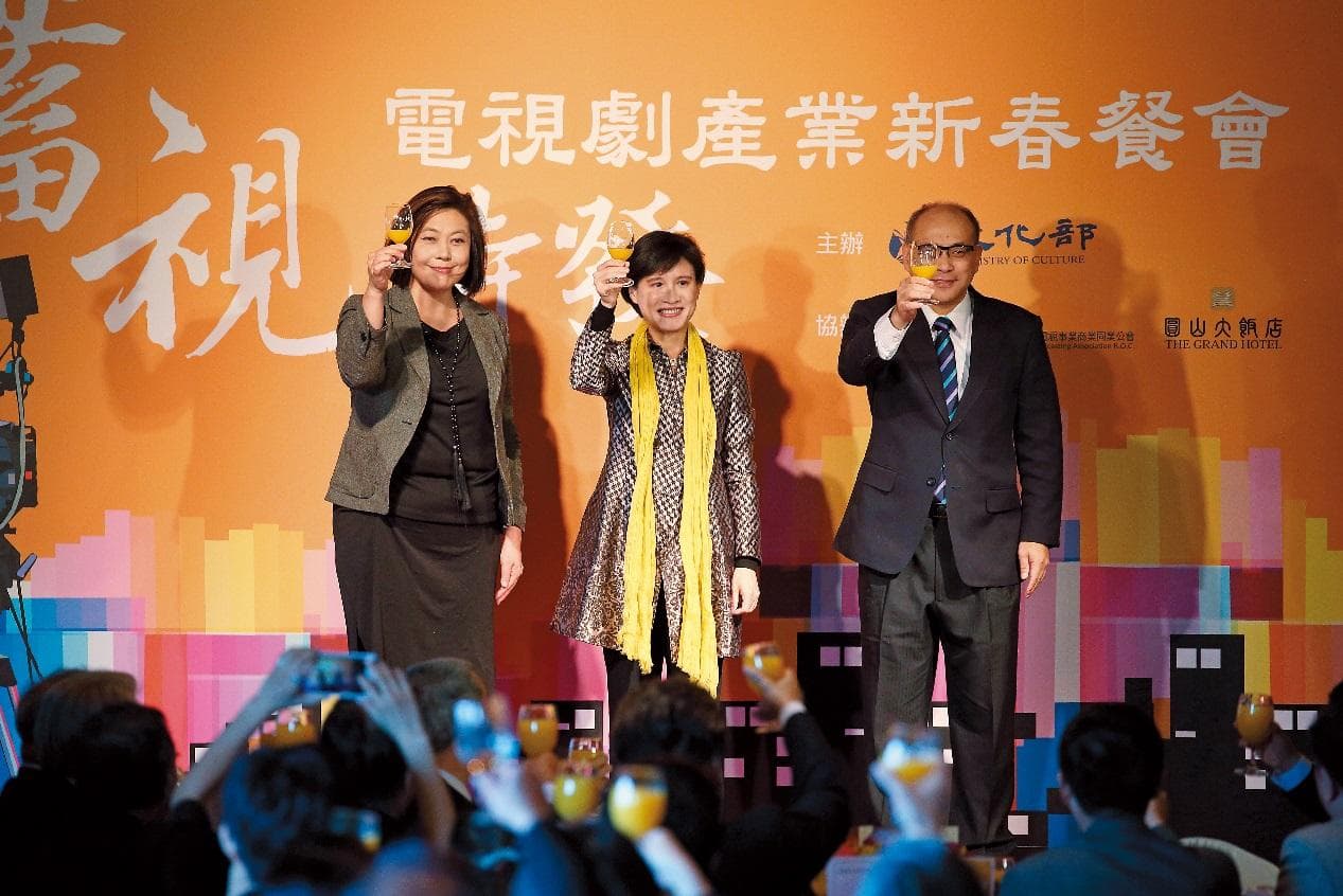 NCC主委詹婷怡(左起)、文化部部長鄭麗君、金管會副主委鄭貞茂出席去年電視劇產業新春餐會,表達力挺影視產業的決心。