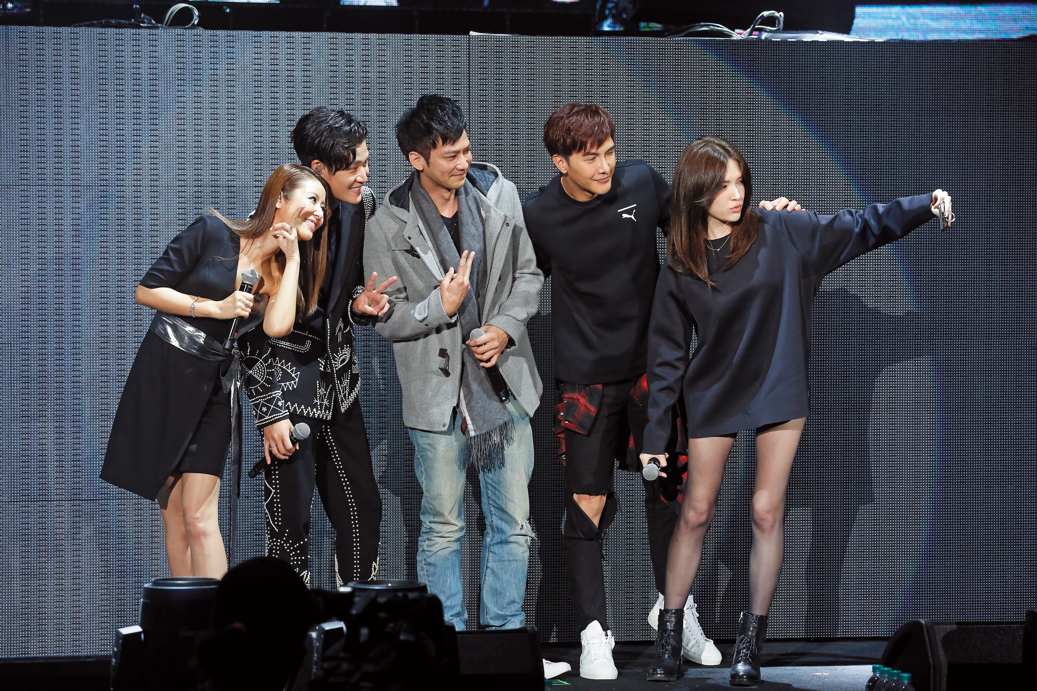 因演唱電視劇《16個夏天》片尾曲〈以後別做朋友〉,讓周興哲(左二)一炮而紅,演唱會上還有電視劇主角林心如(左一)、謝佳見(右二)、鄒承恩(左三)、許瑋甯(右一)一起助陣。(楊兆元攝)