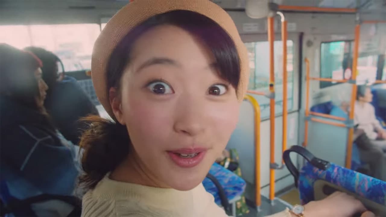 女孩玩到眼睛都睜大了。(翻攝自Nintendo 公式チャンネル)