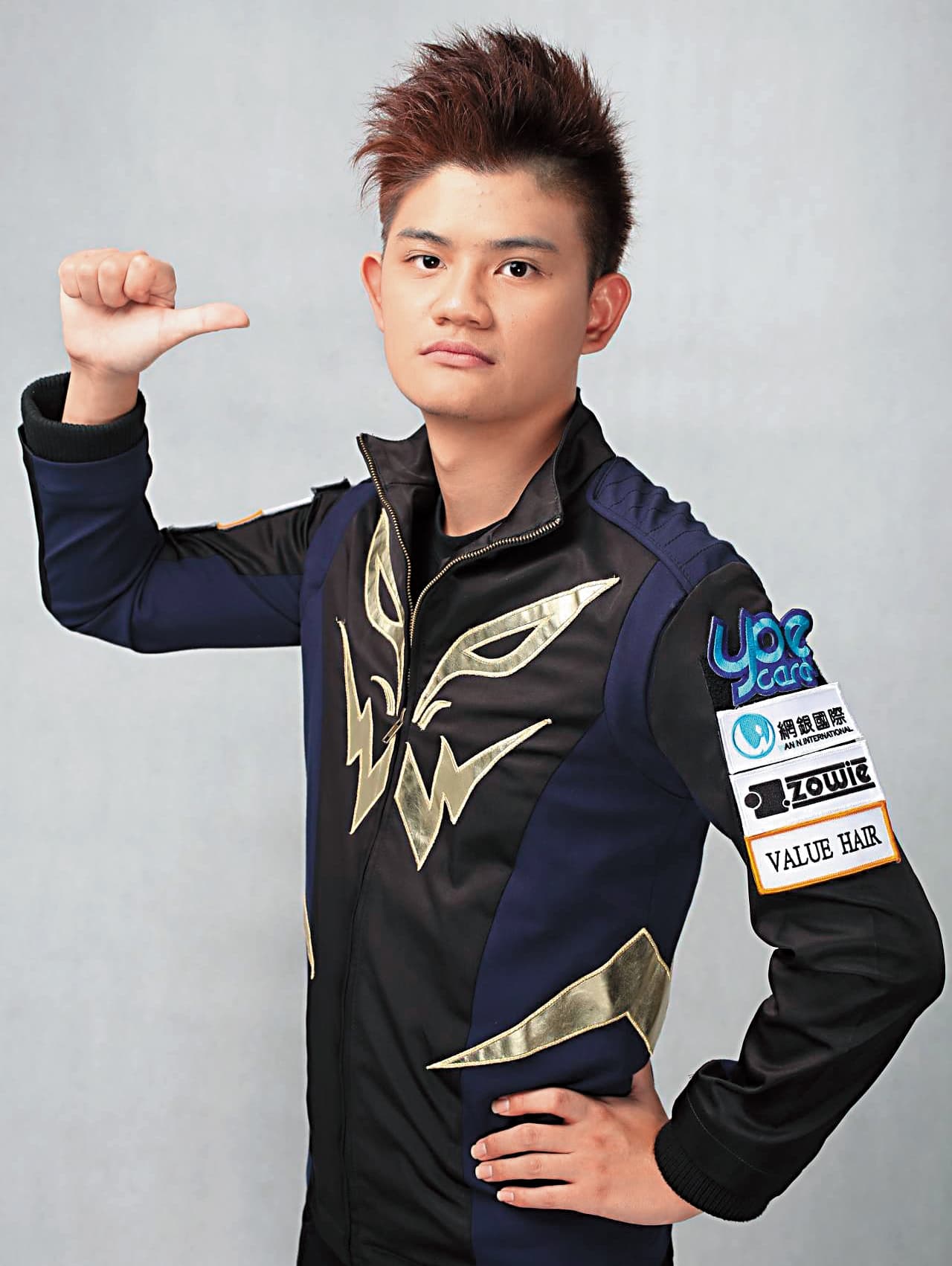 2014年，陳威霖簽約成為電競選手，此後因長期練習，讓肥胖成了職業傷害。（陳威霖提供）