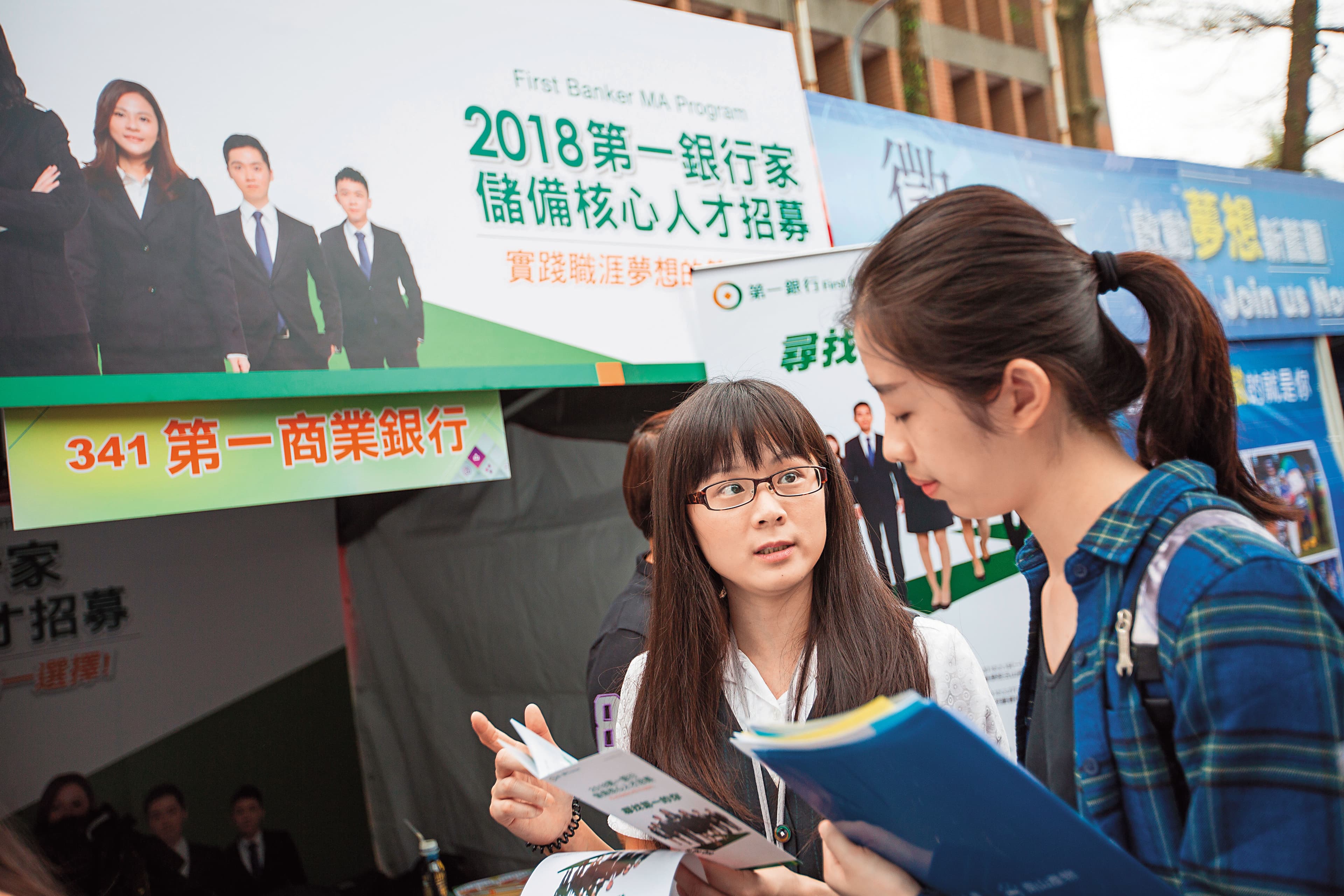有壽險保額的類全委保單,保險成本較傳統保單便宜且透明,適合預算有限的年輕人。