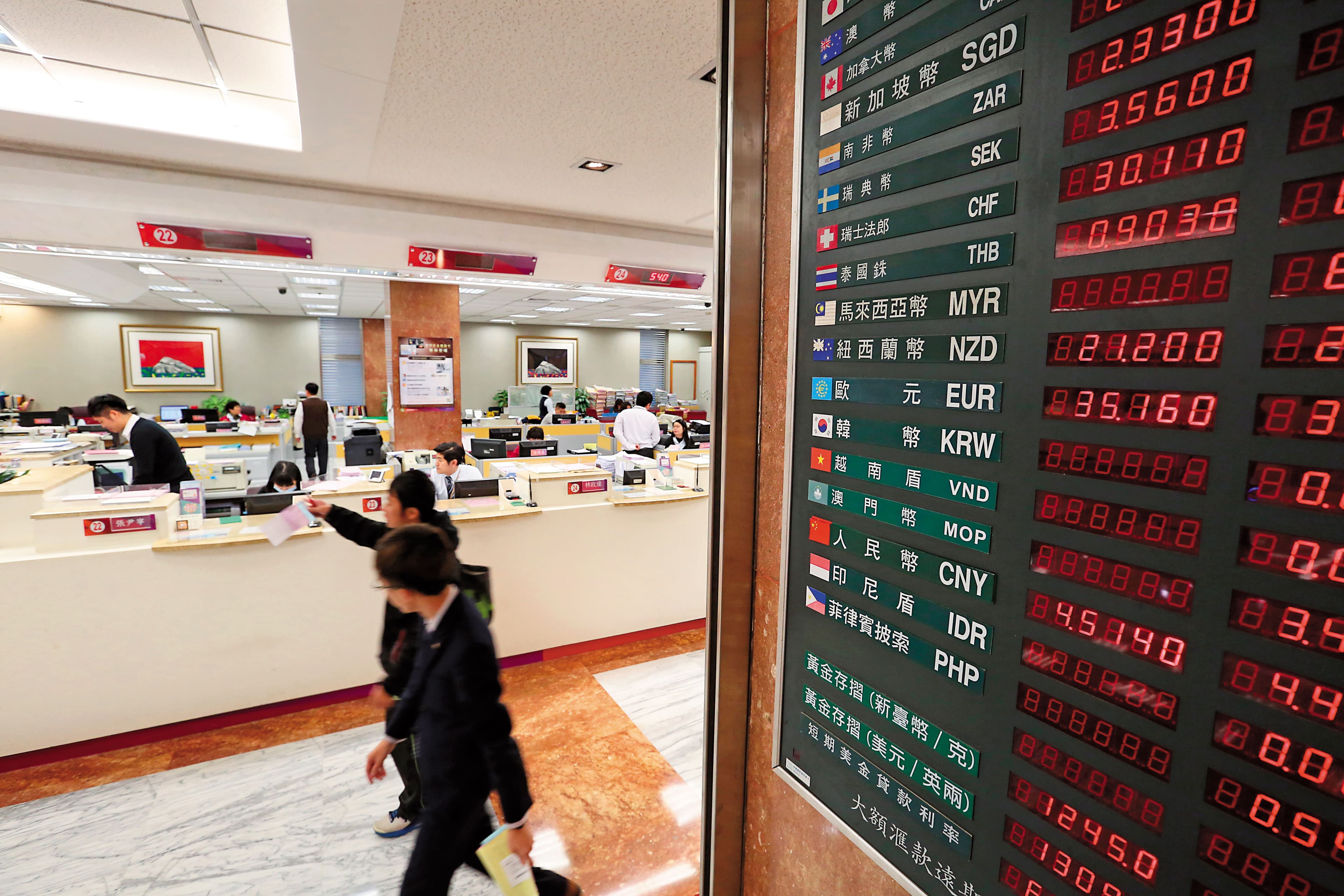 類全委保單大多連結境外的高收益債券基金,匯率風險不可不慎。
