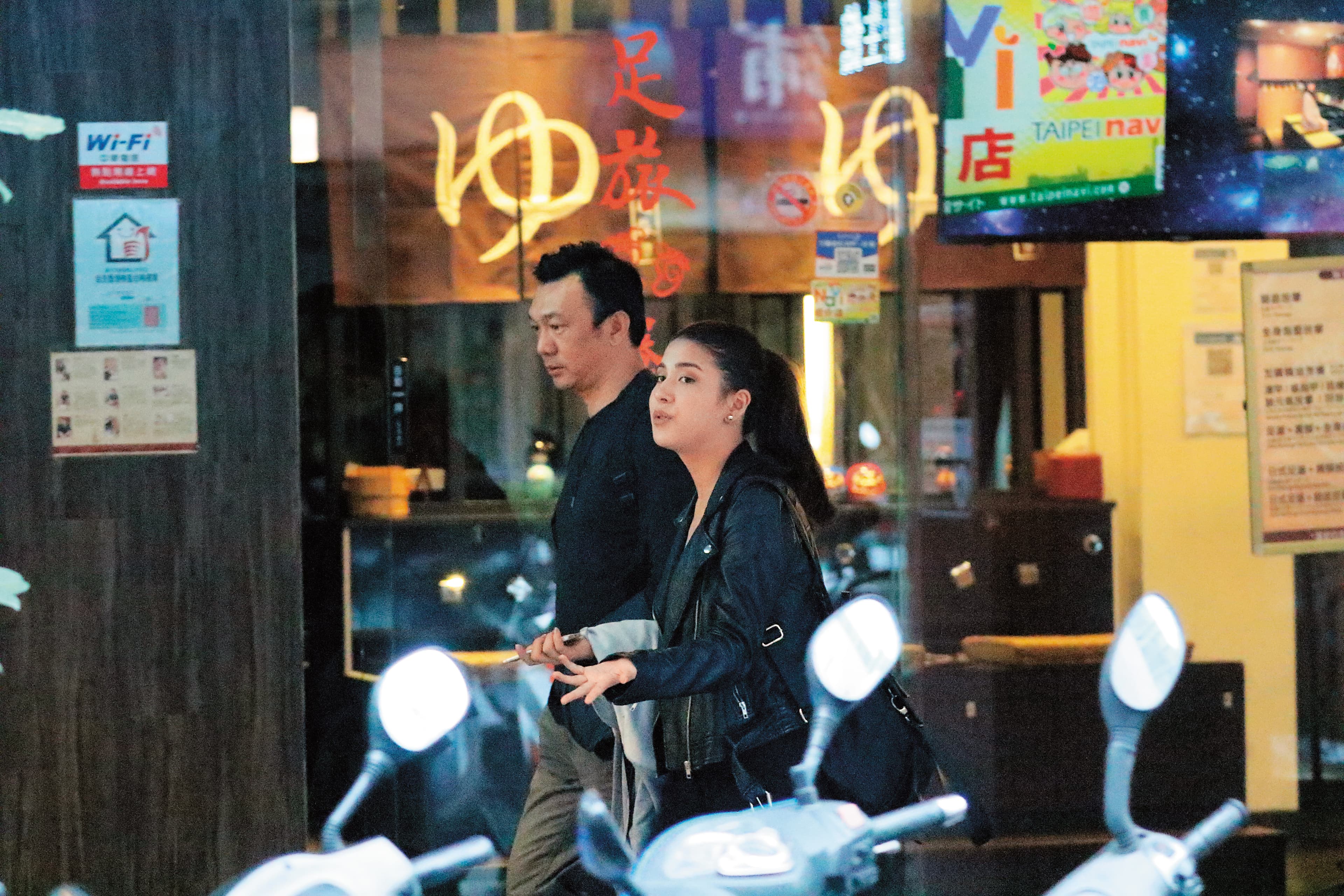 本刊直擊《大佛普拉斯》的活動後，雷婕熙跑去跟導演黃信堯續攤喝下午茶，感覺關係密切。