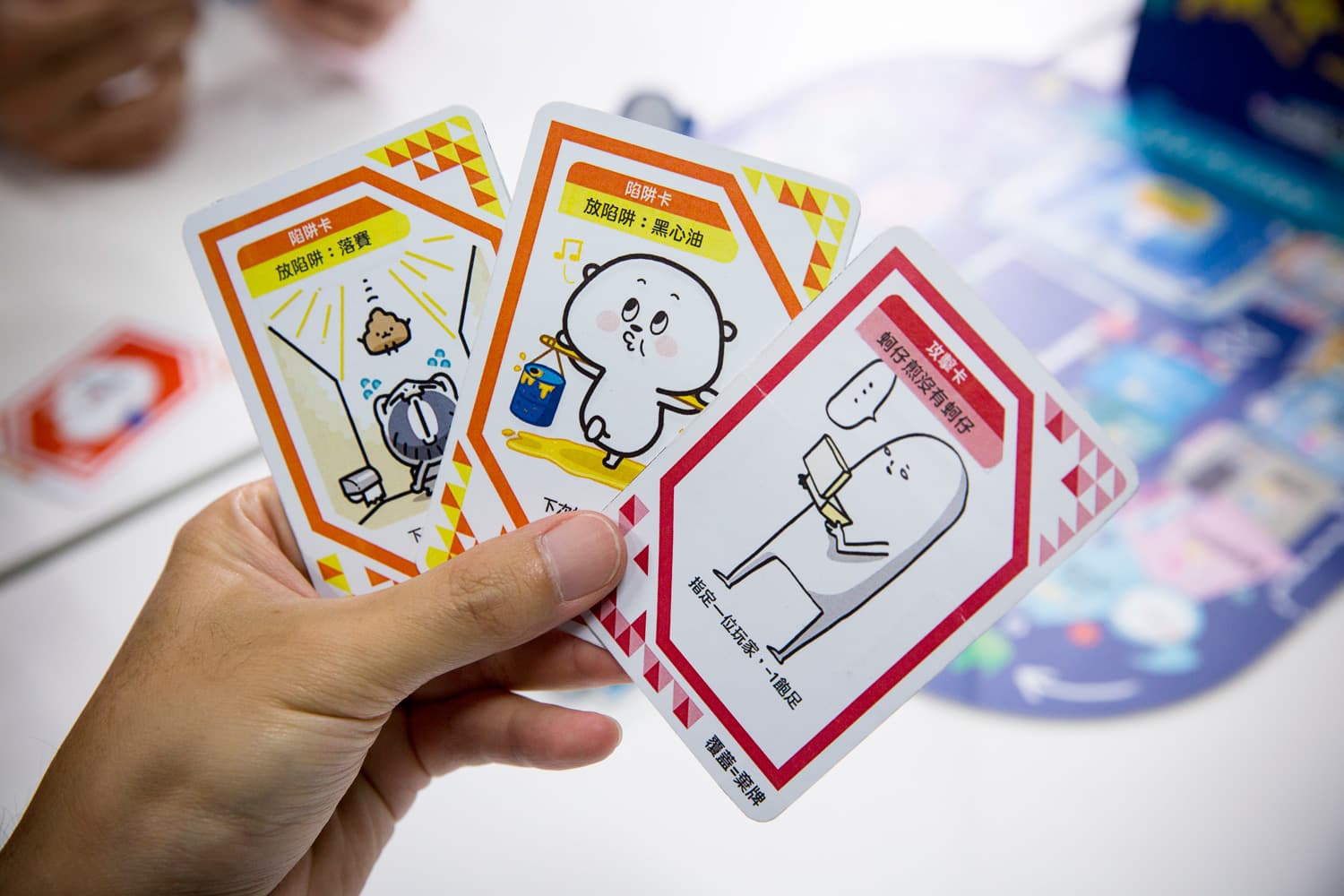 經過與插畫家的討論後，遊戲設計了許多白爛惡搞的卡牌，玩起來也更有樂趣。