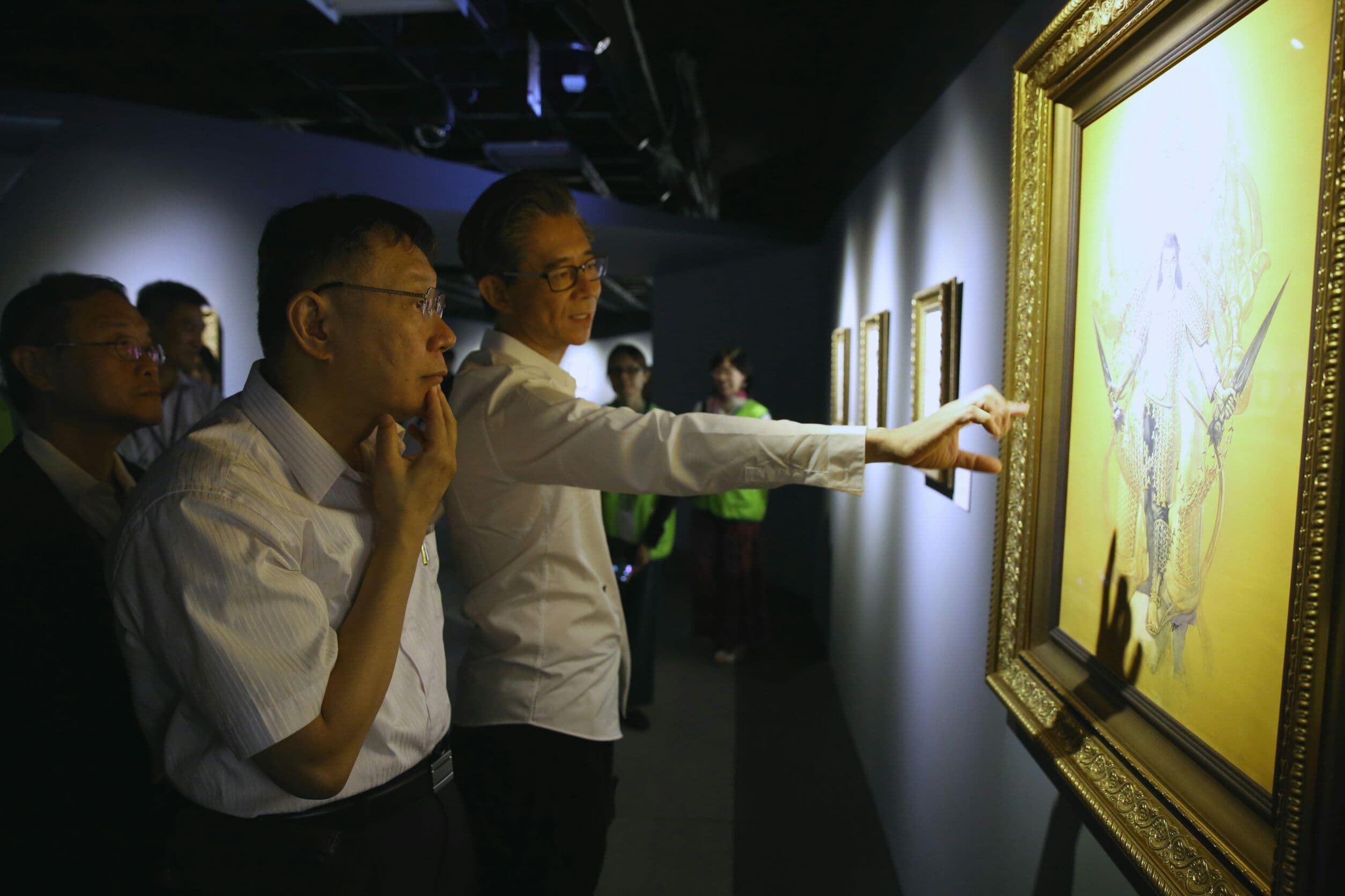 柯文哲參觀鄭問故宮大展,策展人鍾孟舜陪同導覽。