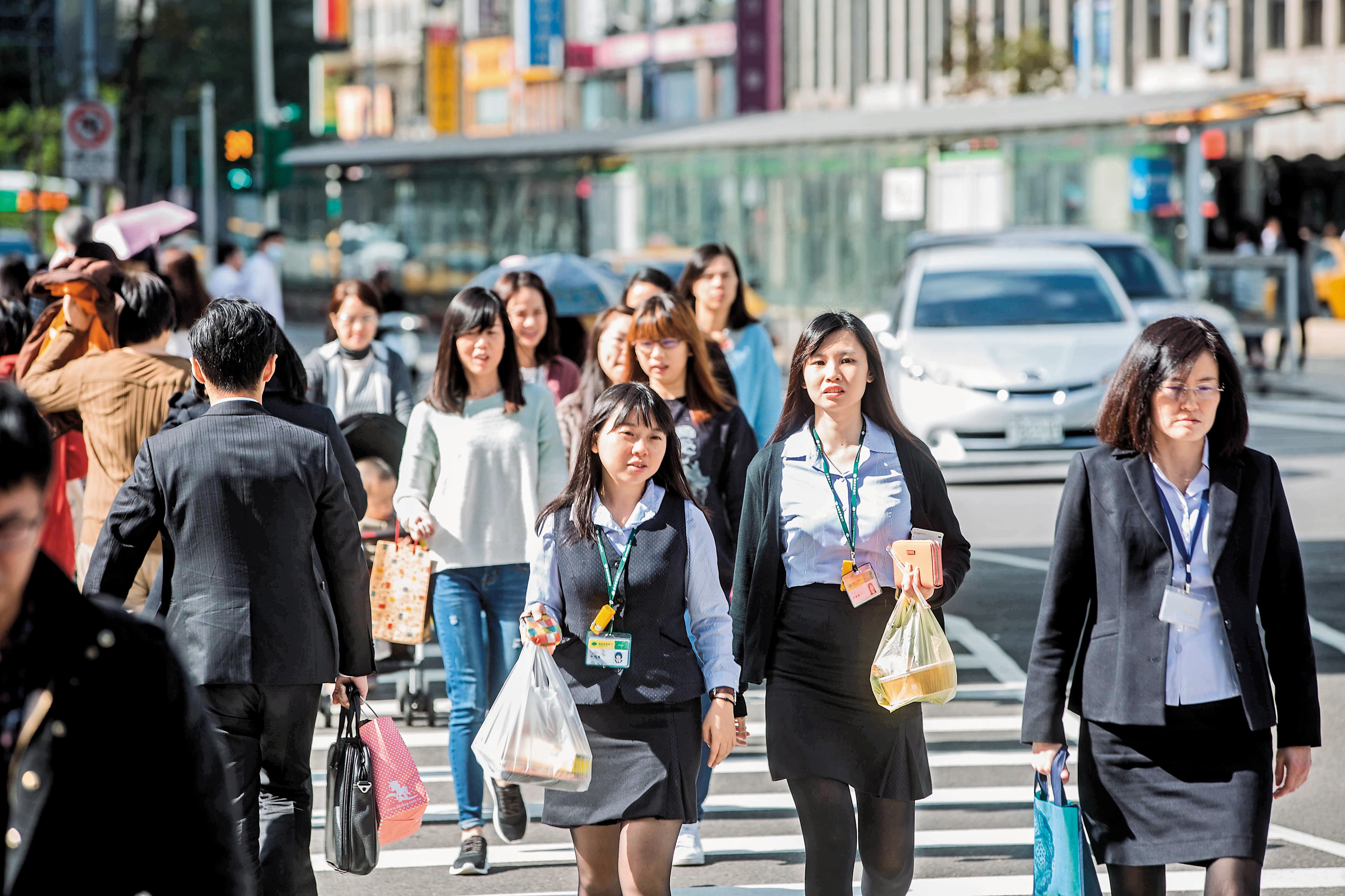 目前僅45萬餘名勞工參與自提，自提率6.8％，受惠勞退基金收益率提高，近年有增加趨勢。