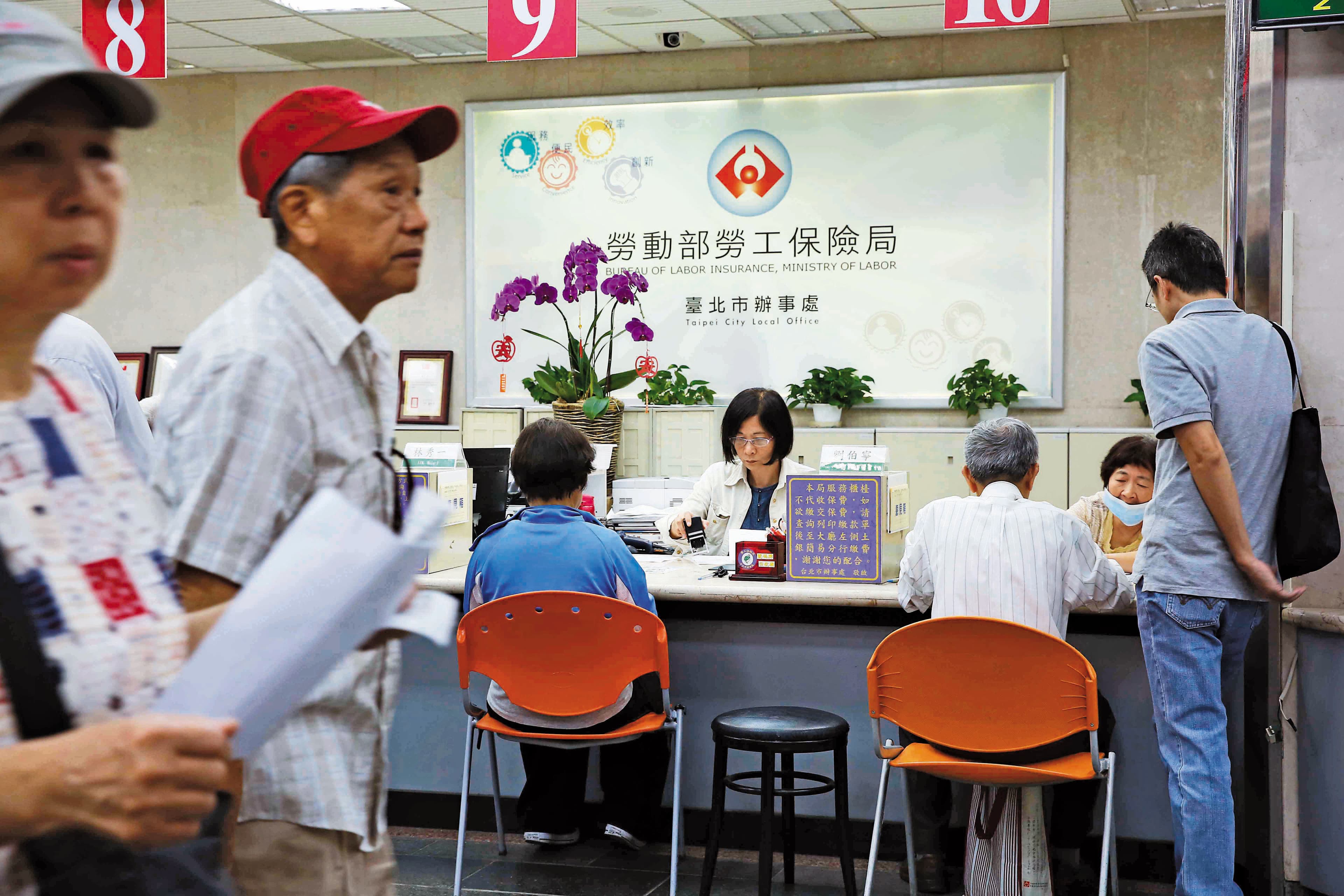 新制勞退金和勞保老年給付都是跟勞保局辦理請領，當心沒搞清楚會讓退休權益受損。