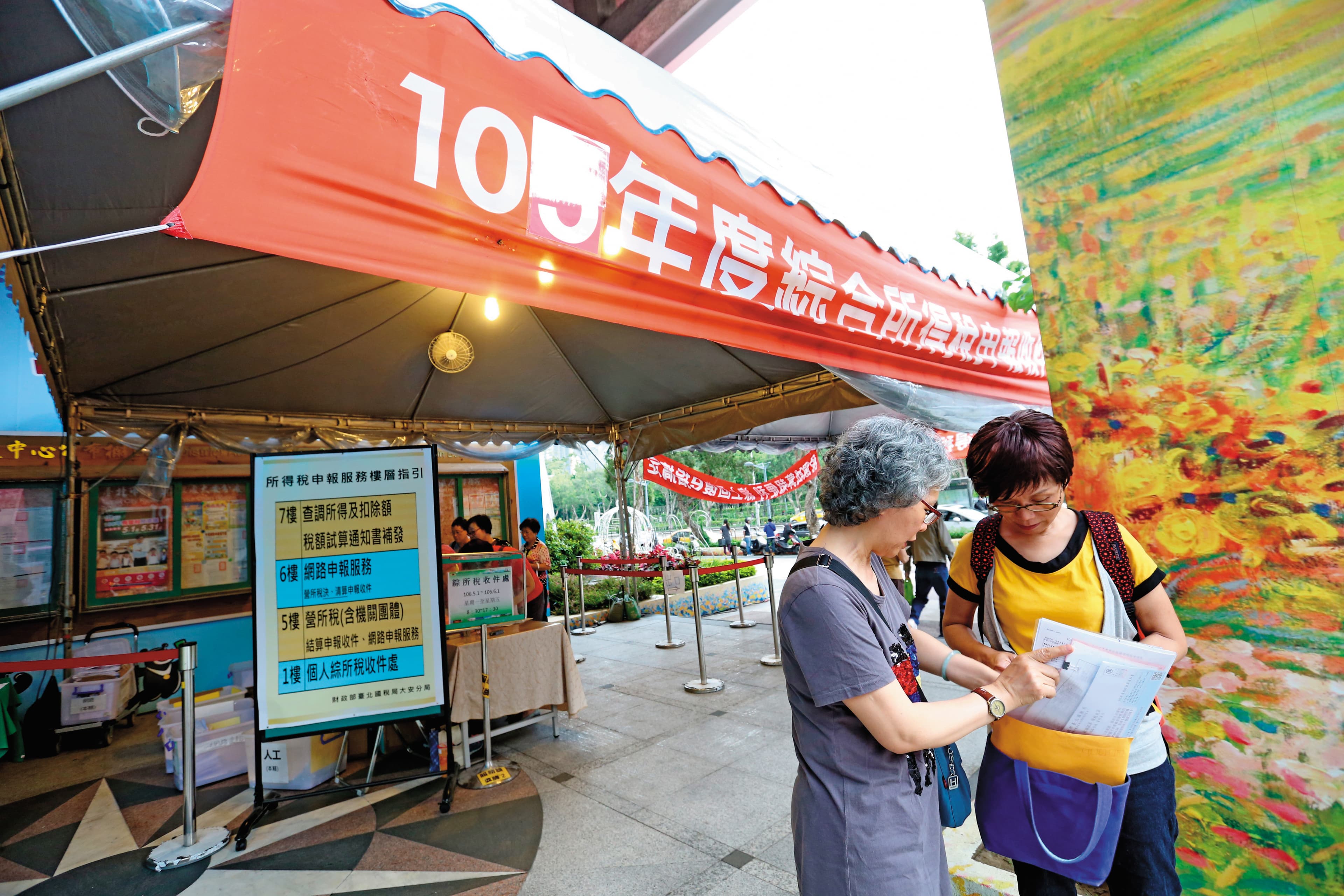 新制勞退金須申報計入綜合所得課稅，視個人情況選擇一次領或領月退，在定額免稅額門檻內可以少繳所得稅。