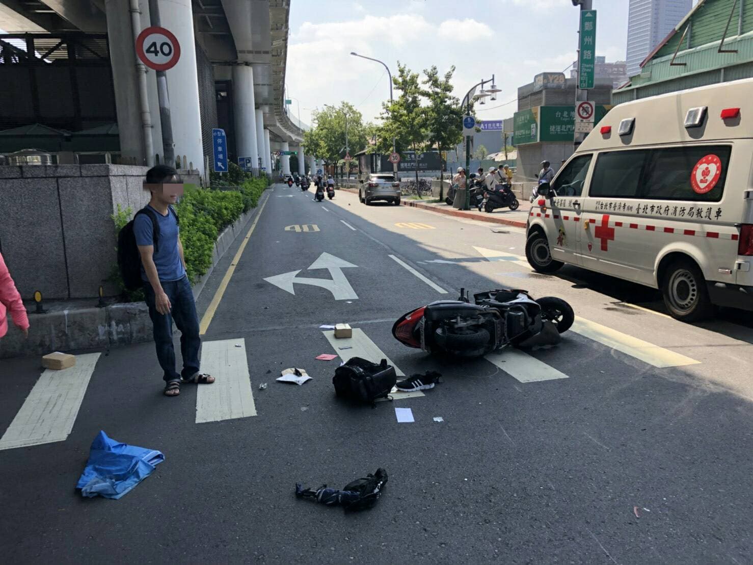 王姓工程師的機車物品散落一地。(警方提供)