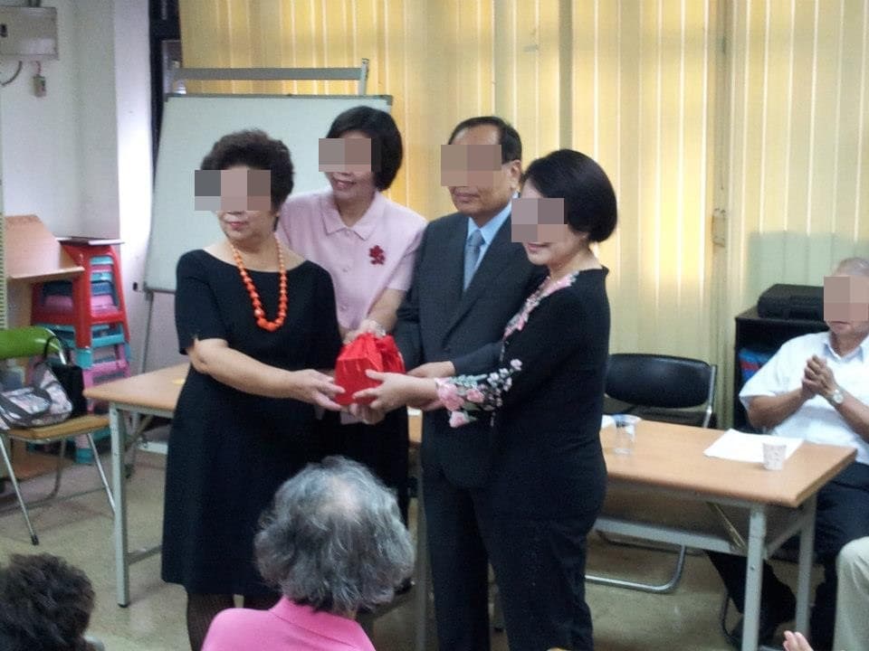 許婦(左1)曾任國民黨台北市婦女會理事長。(翻攝自國民黨台北市第4區黨部臉書)