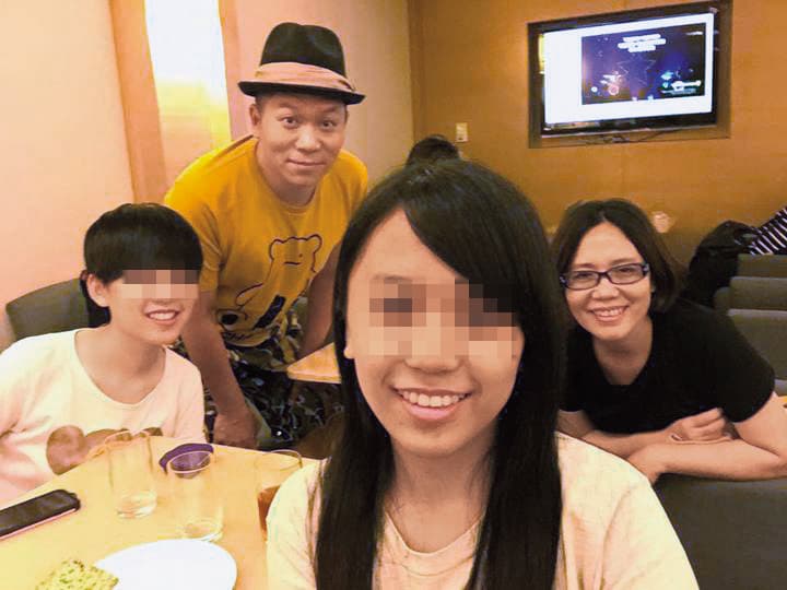 卜學亮(左二)的大女兒(右二)是台大學霸,他自己從來沒考過第一名,笑說都是老婆(右一)教得好。(翻攝自卜學亮臉書)