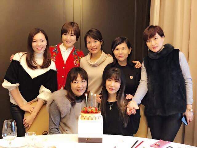 卜學亮老婆(前排左)有許多閨密是圈內貴婦。(翻攝自facebook)