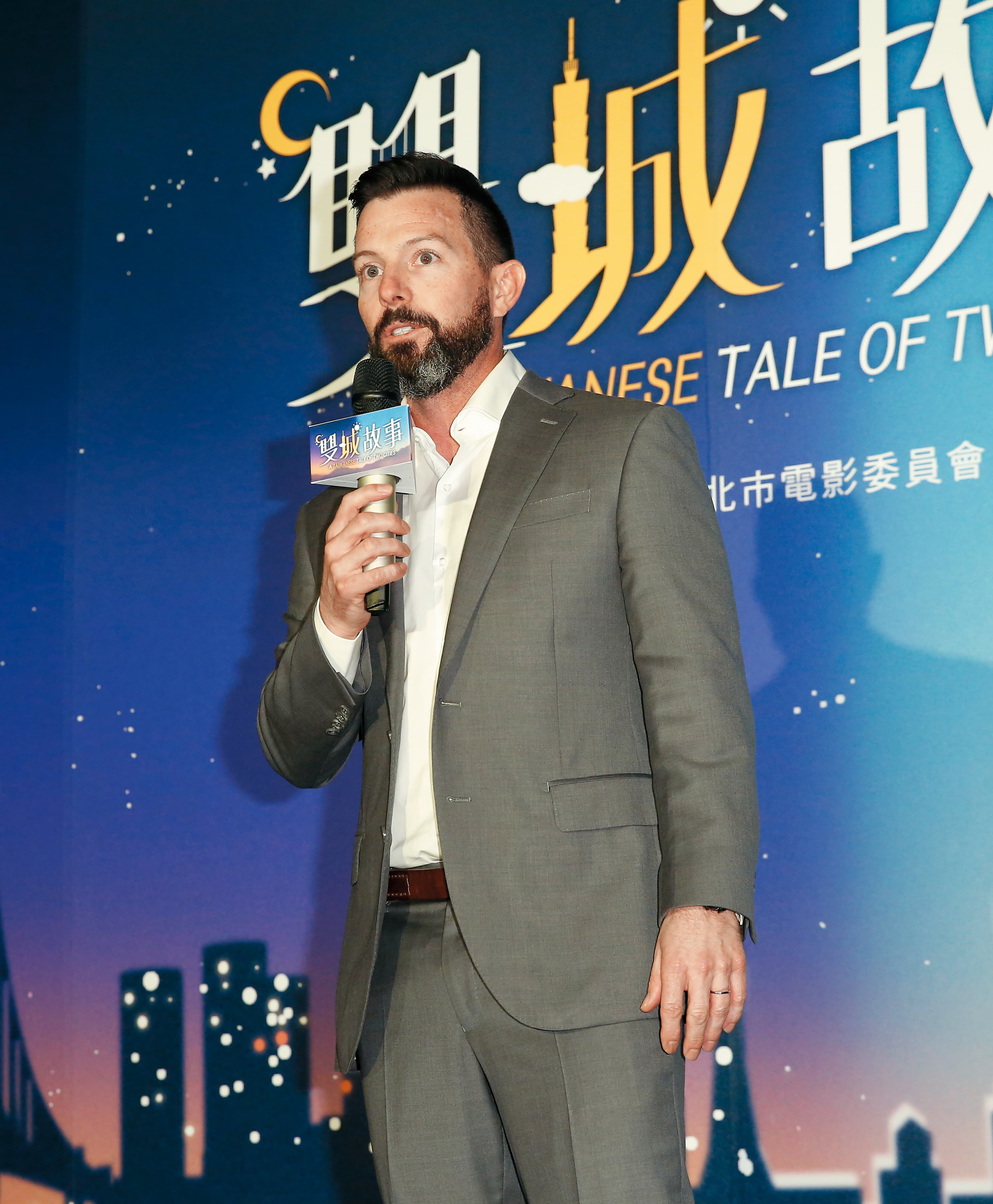 Netflix內容採購副總裁Robert Roy現身《雙城故事》記者會,公布該劇在190個國家及地區播出。