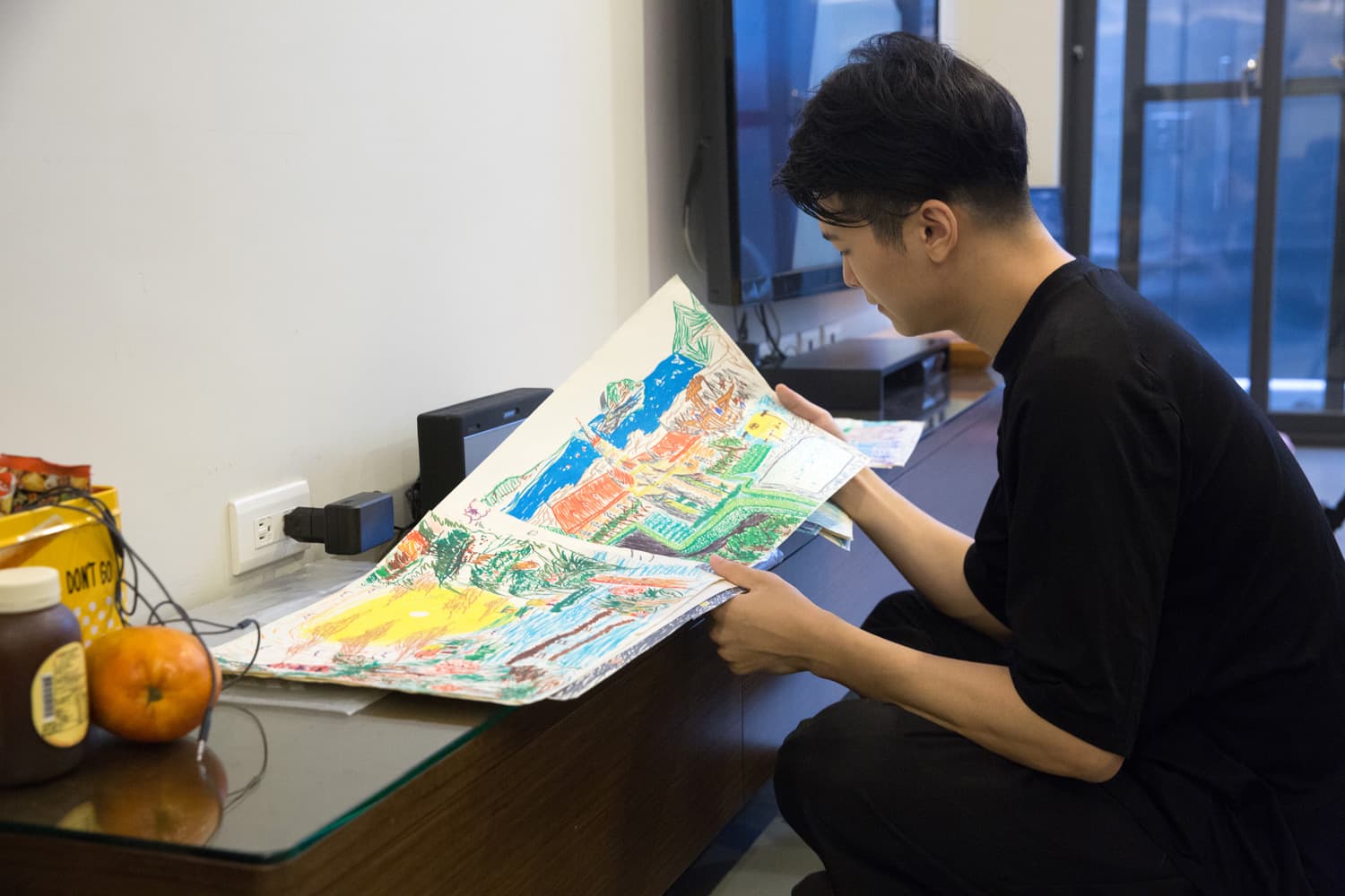 Pony從小就展現了繪畫天分,父親也支持他,從小就讓他學習繪畫,細心保留他兒時的作品。