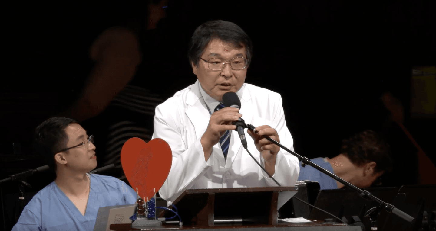 用自己實驗用哪種姿勢照大腸鏡,會比較舒服的日本醫師Akira Horiuchi,嚴謹地發表他的得獎感言。(Improbable Research 提供)