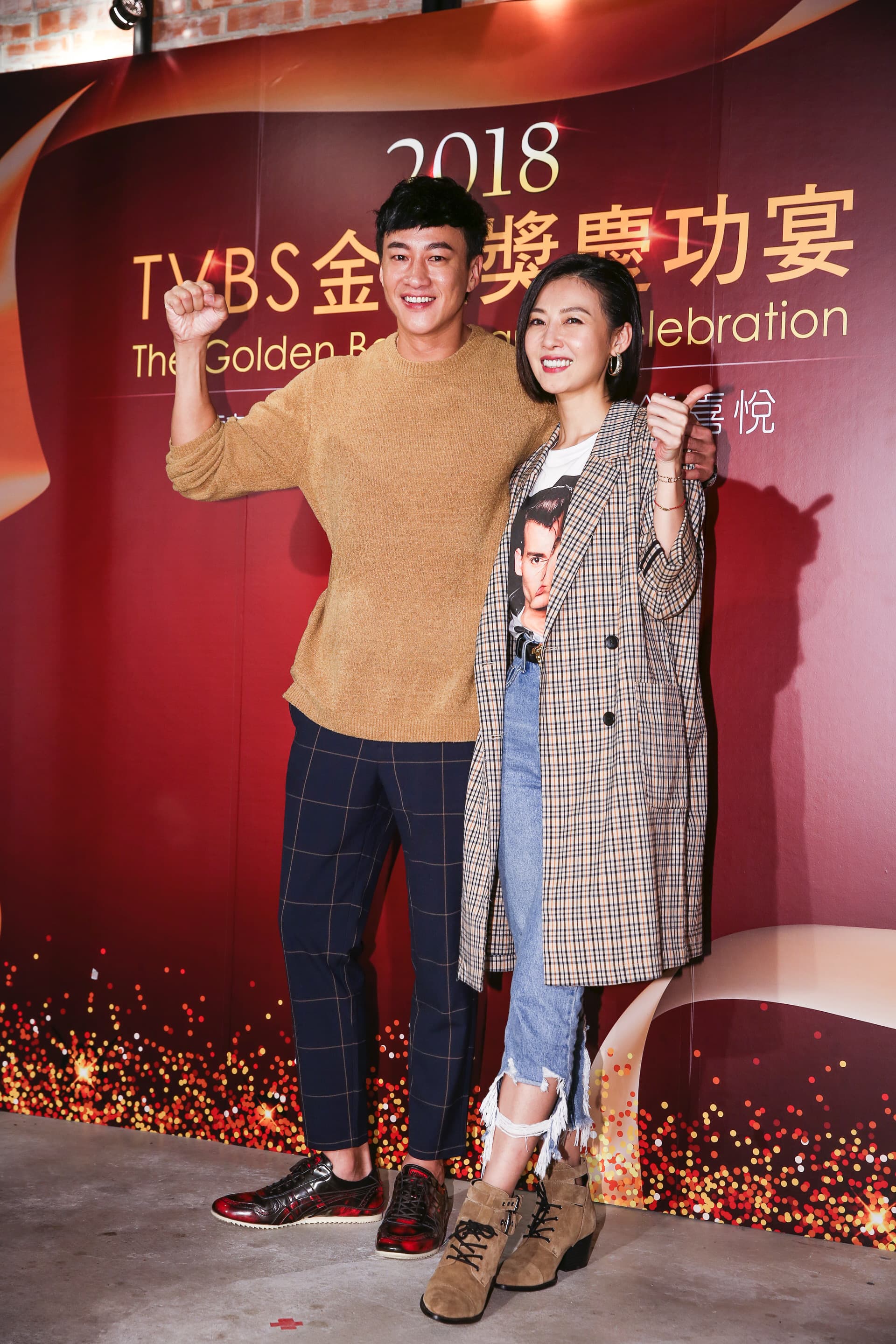 何潤東老婆也現身慶功宴,和他開心合影。
