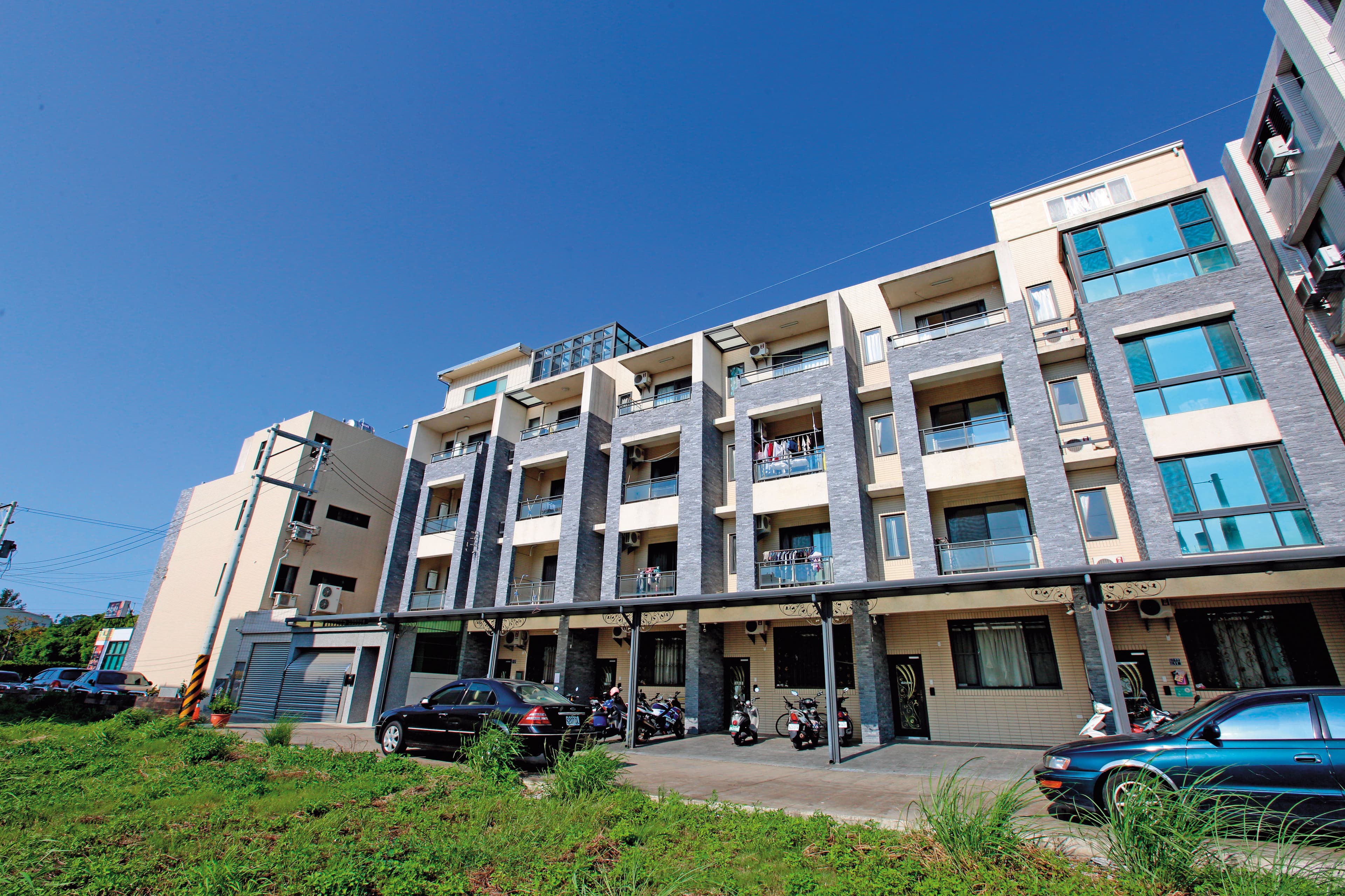 真程典藏建案位於苗栗竹南，4年前1戶開價1,400多萬元，如今行情不到900萬元。