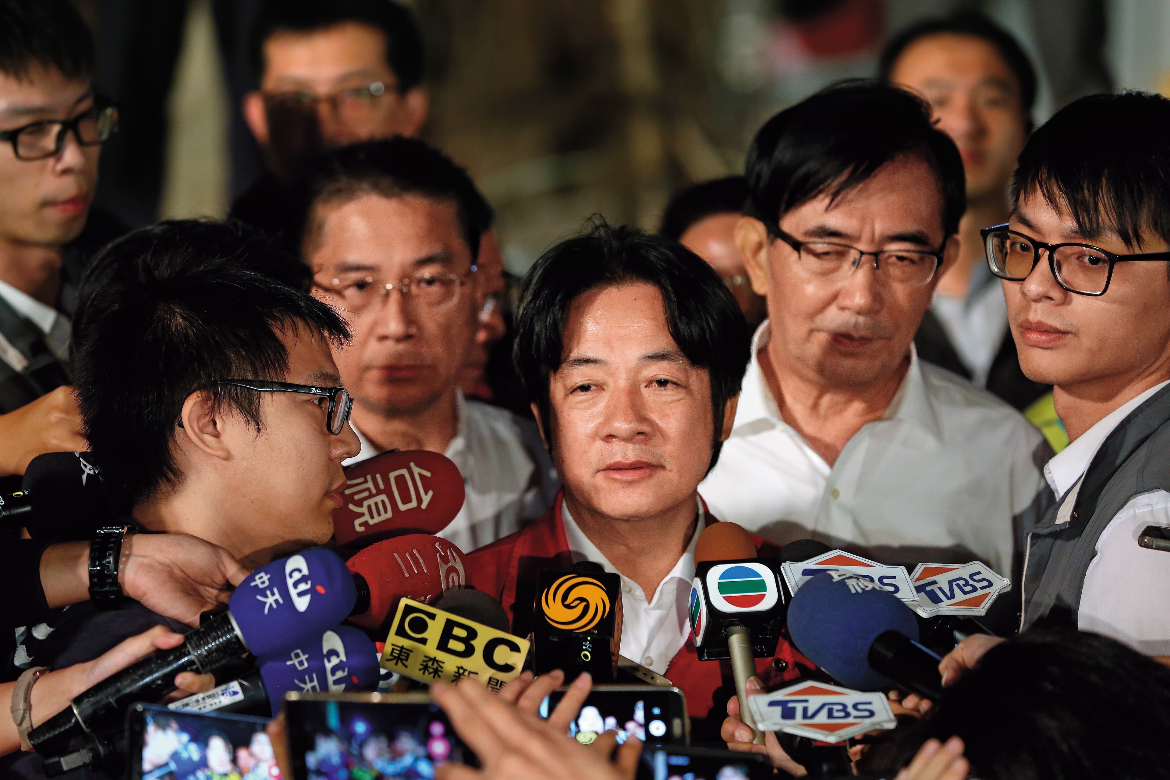 普悠瑪列車翻覆造成嚴重死傷,行政院長賴清德第一時間趕赴宜蘭了解搶救狀況。