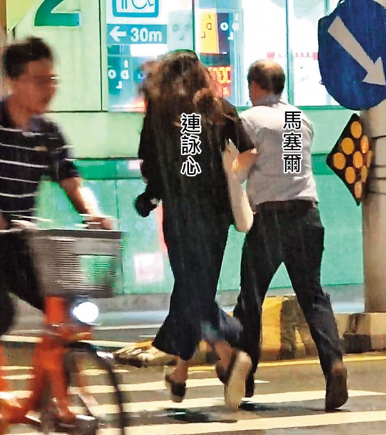 10/26 22:14 本刊直擊馬塞爾與連詠心在回家的路上突然下雨,連詠心挽著丈夫的手小跑步過馬路。