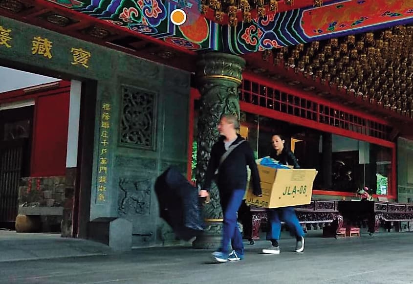 馬塞爾(左)在寶藏巖舉辦墨西哥亡靈節活動,連詠心(右)11月1日跟他早上去採買花卉,並將花卉搬進會場布置。