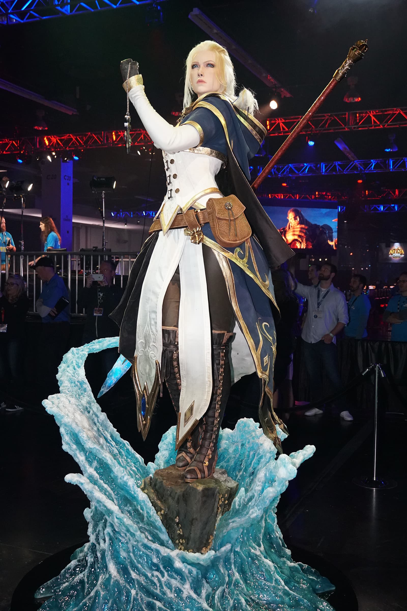 會場各區都有遊戲經典角色的大型塑像，圖為今年新增、《魔獸》系列的法師珍娜。