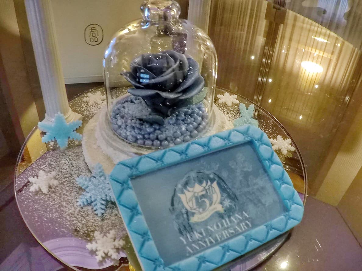 君品飯店為中島美嘉〈雪花〉發行15週年特地製作冰封藍玫瑰蛋糕祝賀。(大鴻藝術提供)