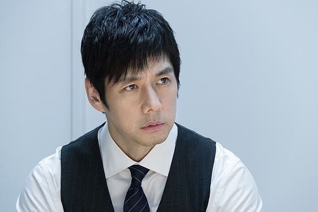 西島秀俊在電影裡穿的是他所代言的GIORGIO ARMANI西裝。(車庫娛樂提供)