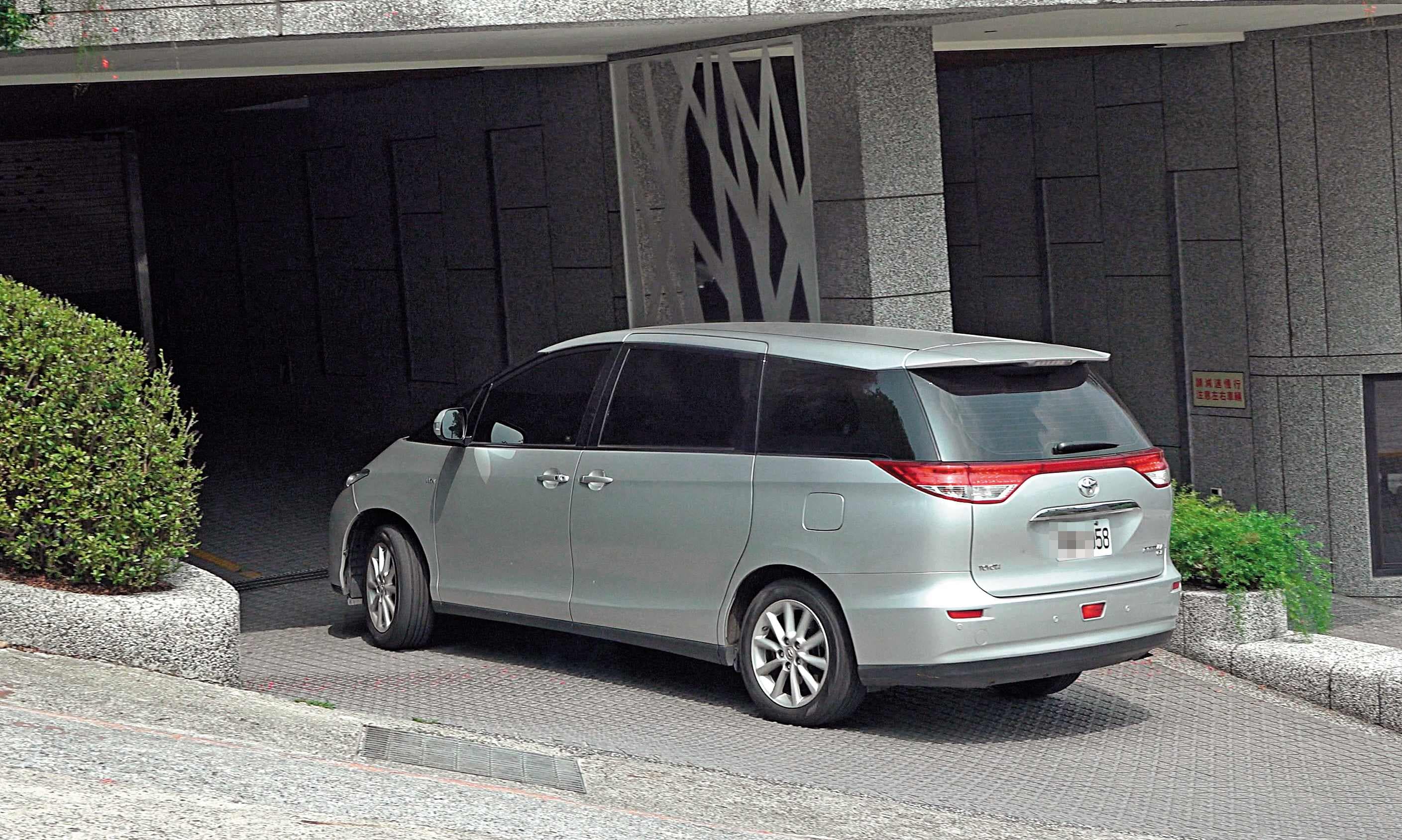  2018年5月1日13 : 59新生南路停車場，郝龍斌與游淑慧同車進入基隆郝宅的地下停車場。
