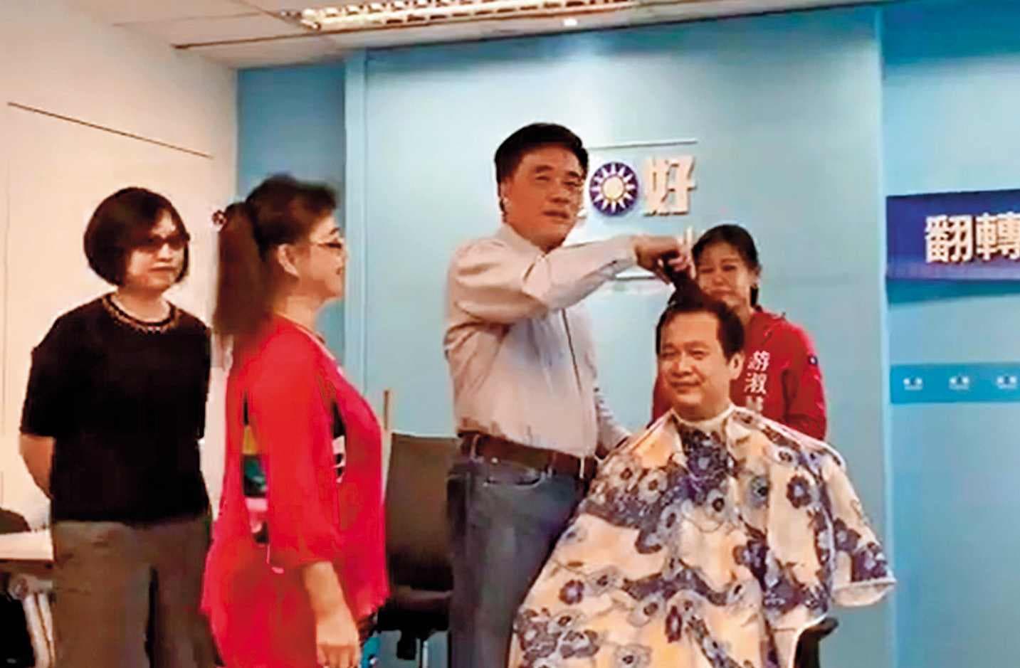 11月21日10:13,郝龍斌選前幫台北市議員候選人羅智強剃光頭,目的是為了拉抬游淑慧的選情。(翻攝自羅智強臉書)