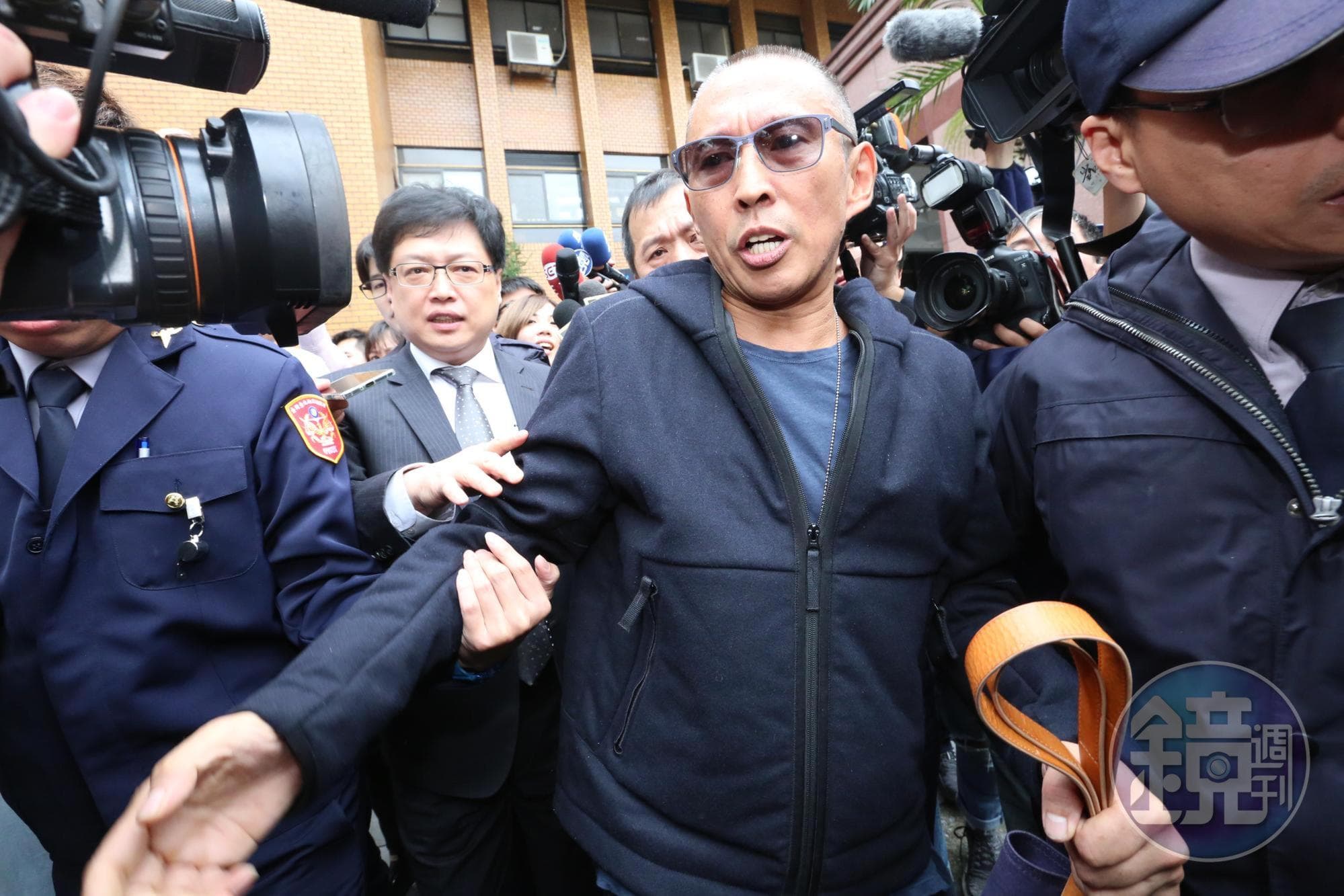 鈕承澤月初赴警局及北檢應訊，胡原龍（左二）都在身旁陪伴。