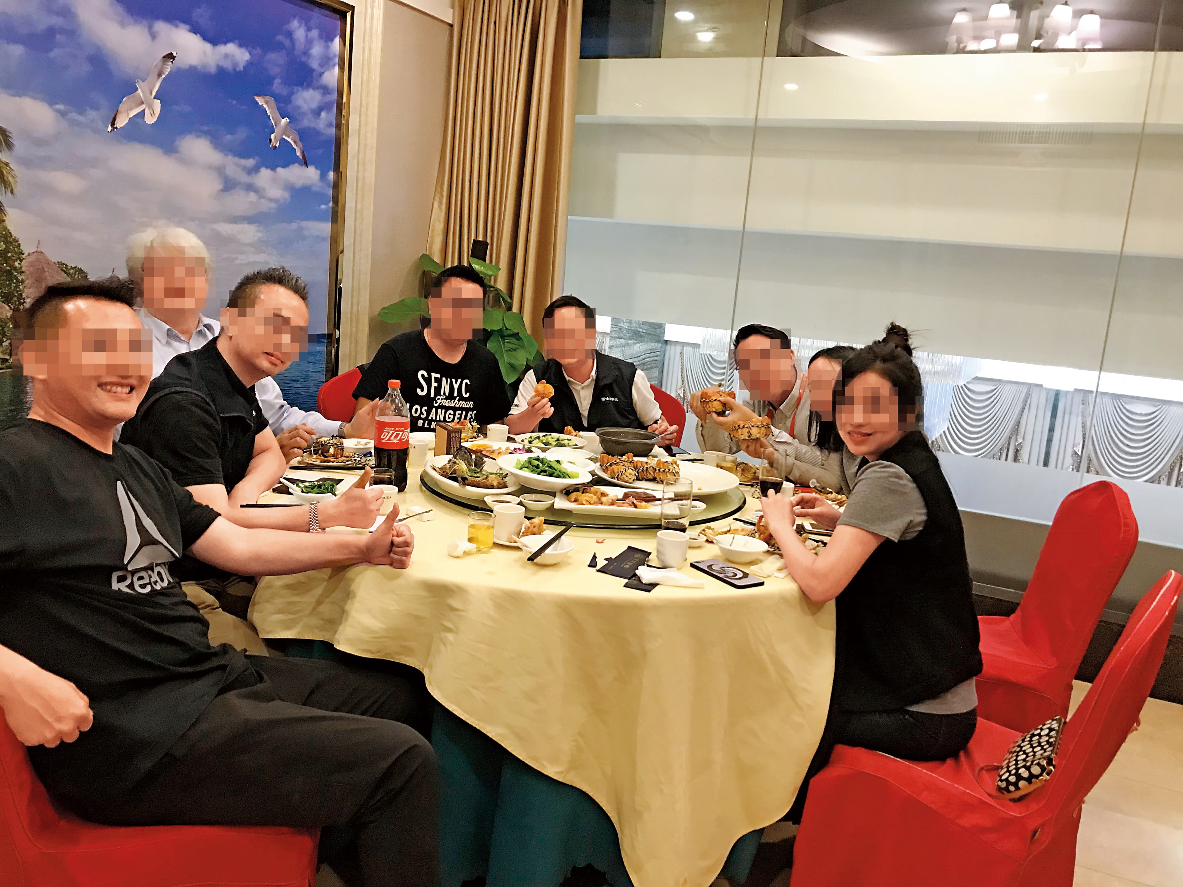 鴻海集團旗下富士康王姓經理（左1）、妻子（右1）及曾姓副總（左2）都是香港人吃飯團成員，卻傳出桃色醜聞。（讀者提供）