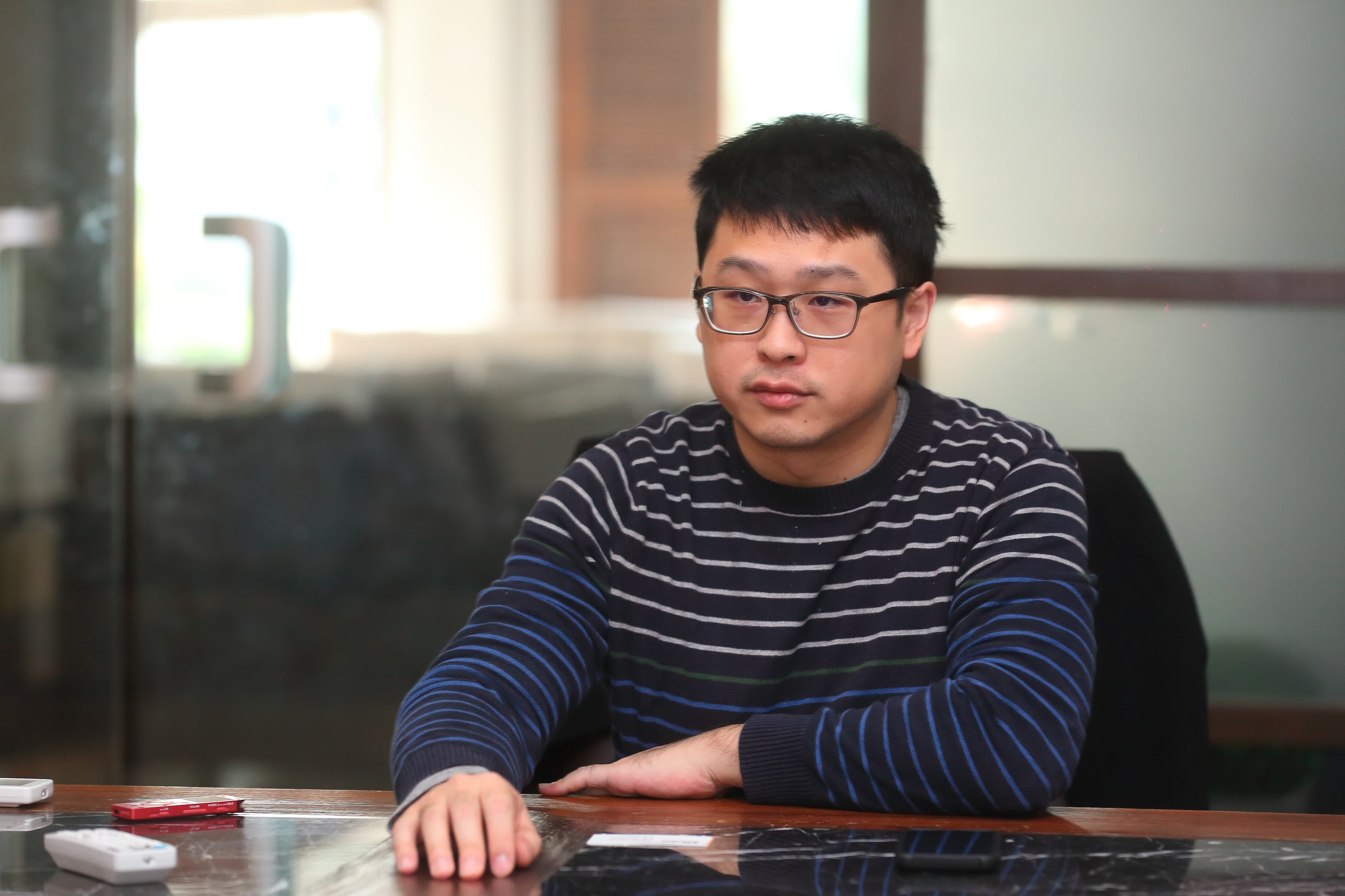 商億副總經理謝明運剛進公司時月薪只有8,000多元，他坦言剛開始也會氣，但明白父親希望他靠實力升遷。