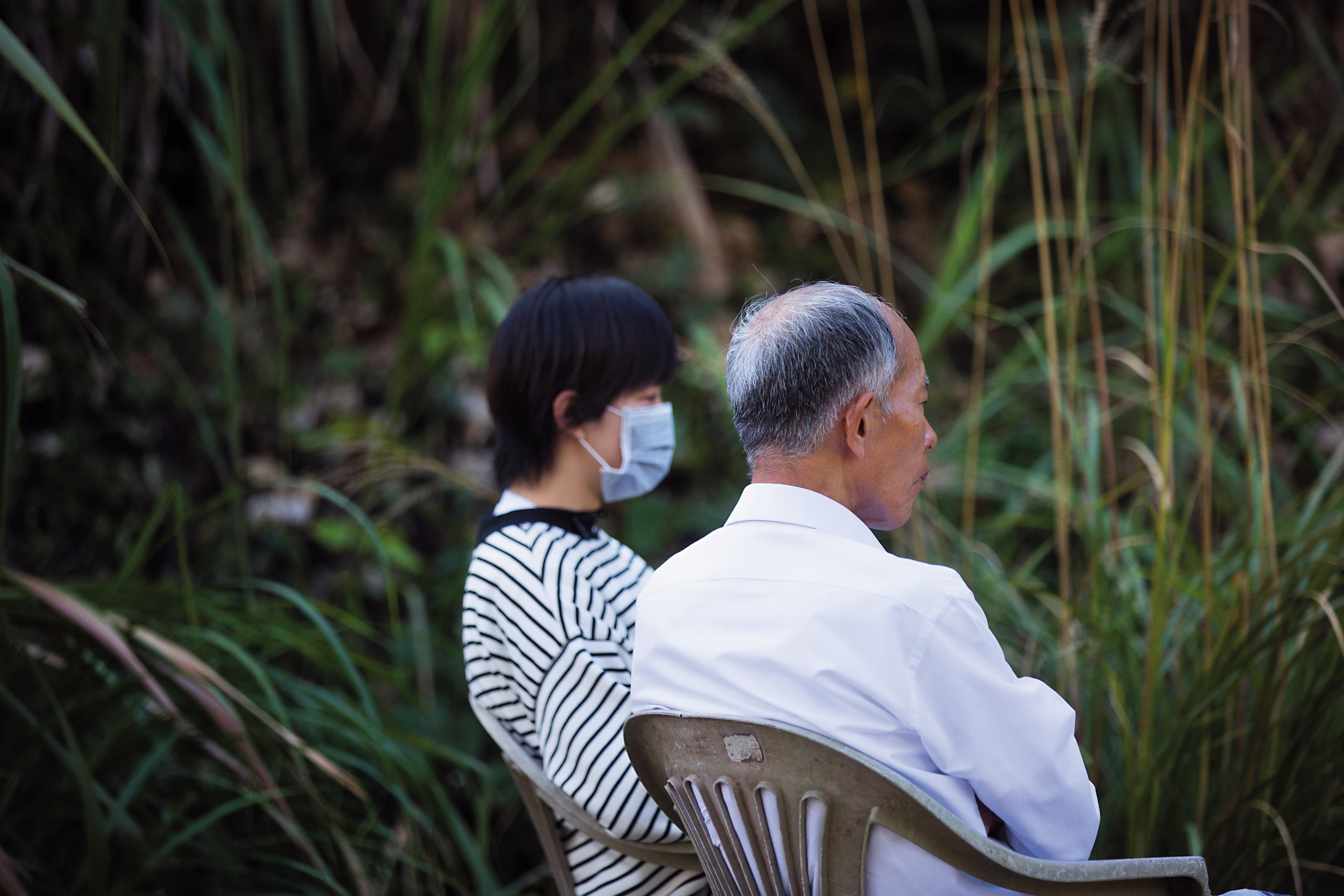 謝天福(右)徵乾女兒,希望有人來孝順自己、繼續為祖先掃墓。