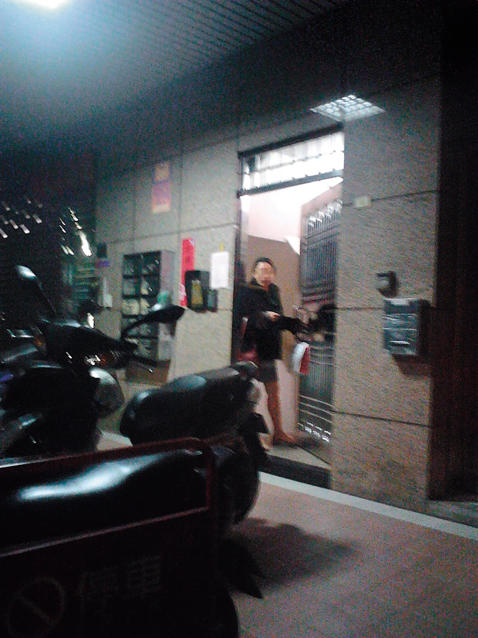 小三潘女（圖）遇到元配，扯開嗓門大聲嗆聲。（讀者提供）