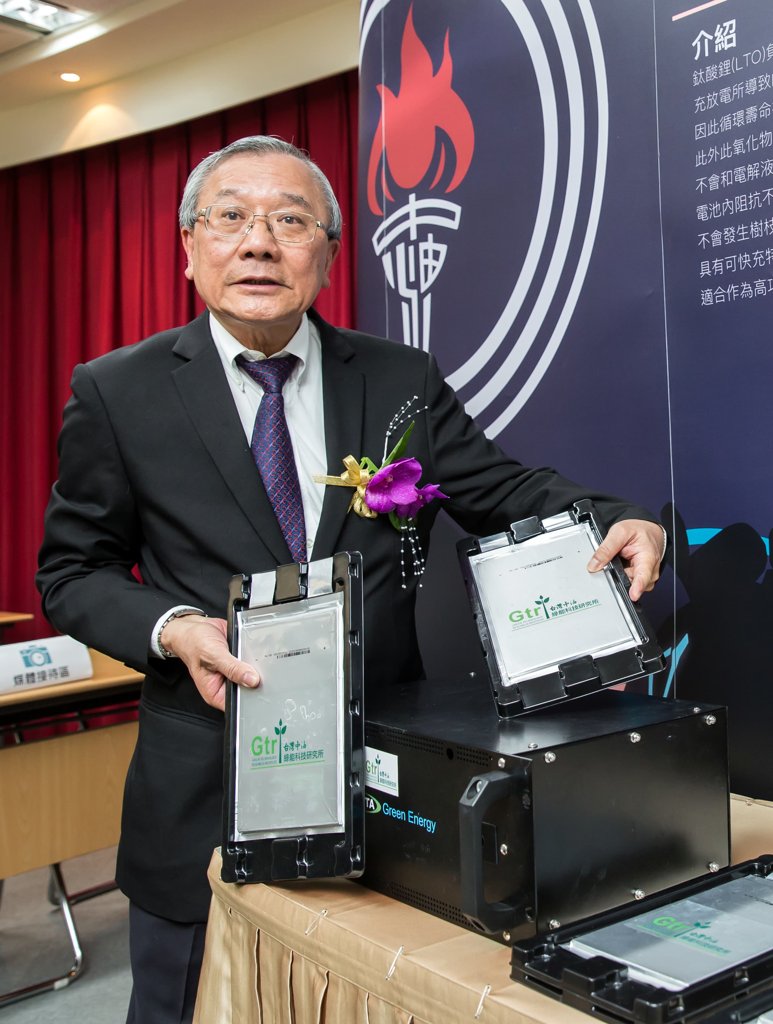 中油有鈦酸鋰(LTO)與軟碳等生產電池的負極材料,兩者快充功能讓戴謙相當自豪。