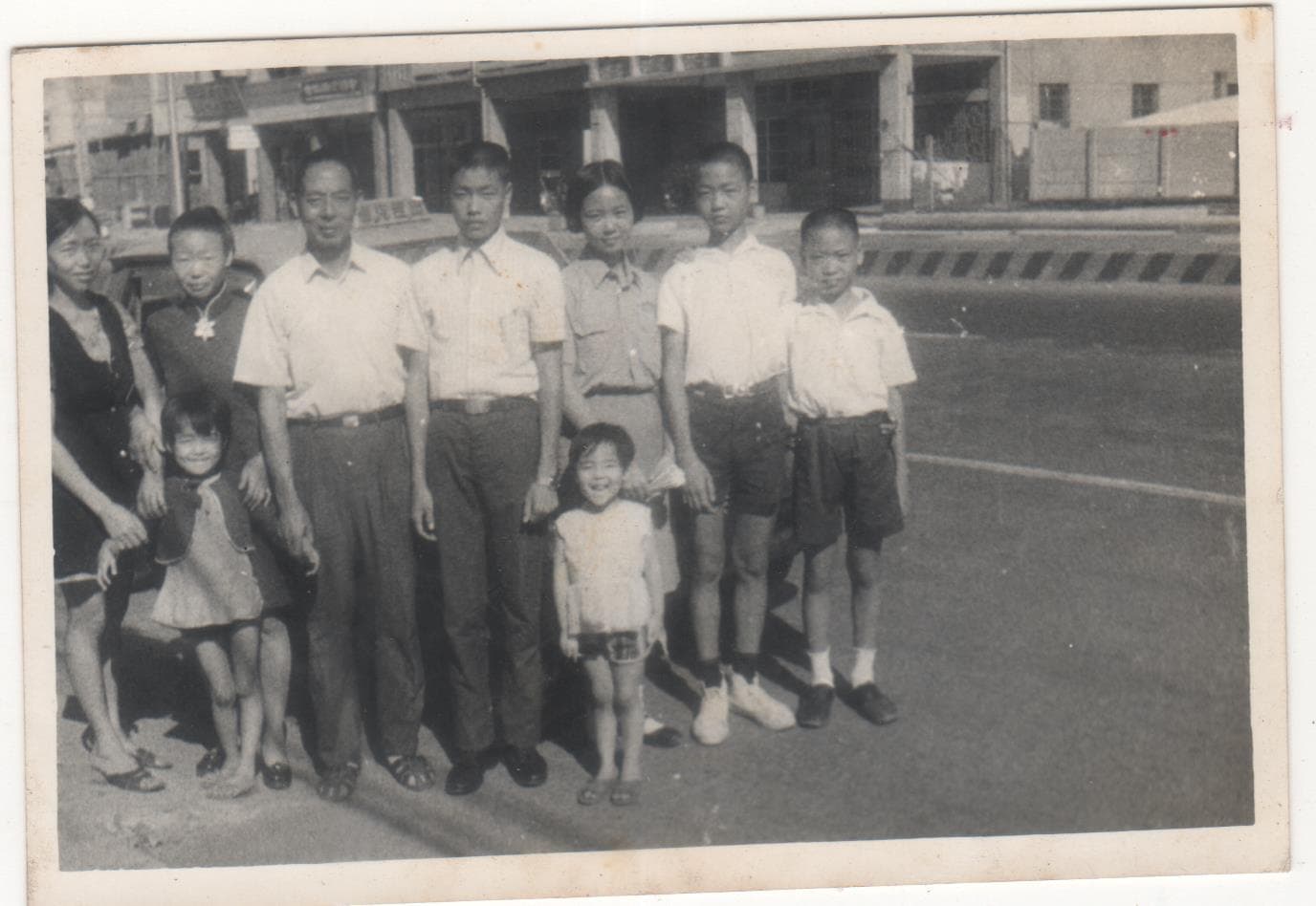 吳東麗(後排右三)是家中唯一的女兒,從小就幫忙家裡做生意。